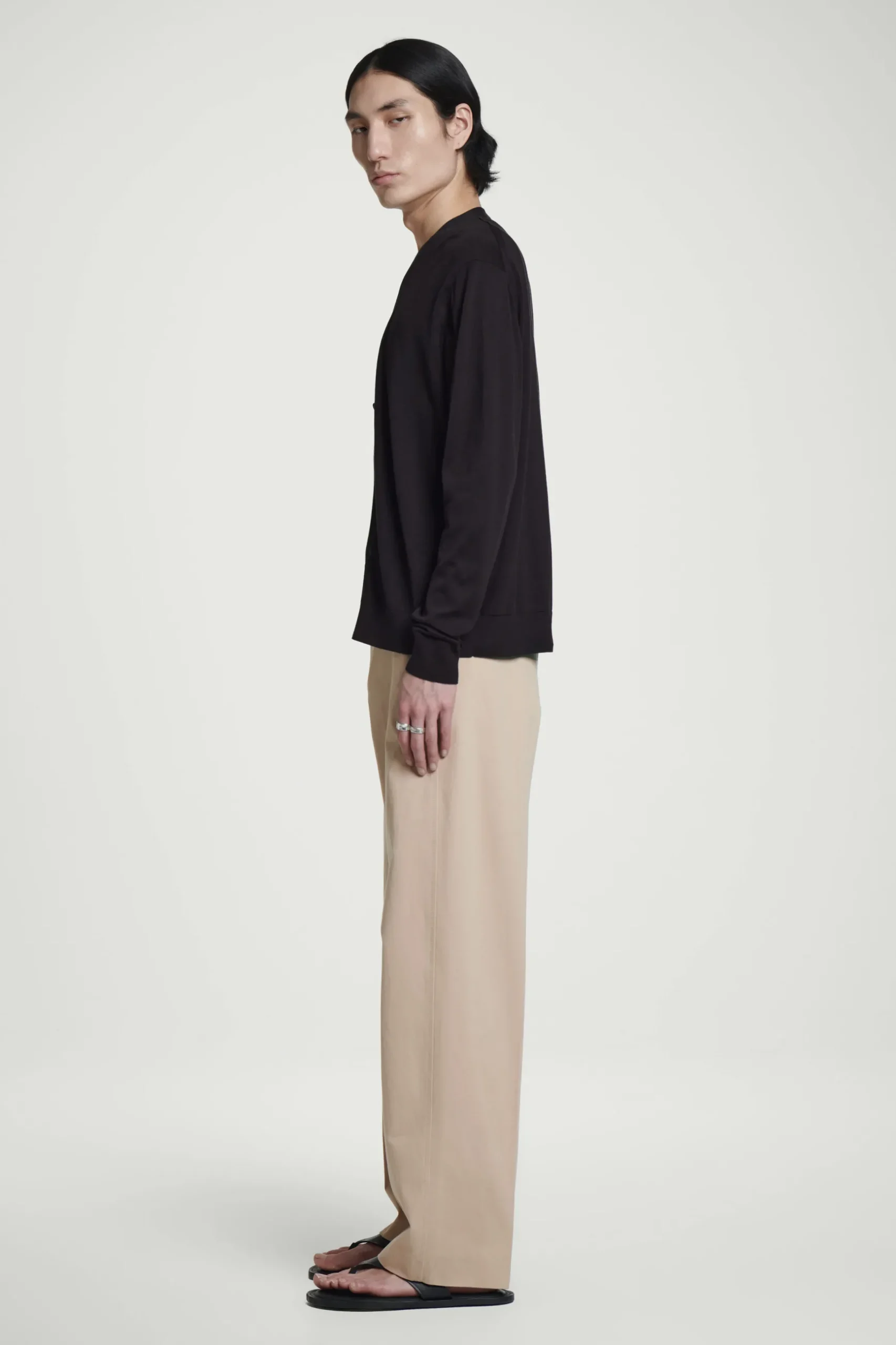 Hot COS SPODNIE CHINOS Z PROSTYMI NOGAWKAMI – RELAXED FIT Beżowy