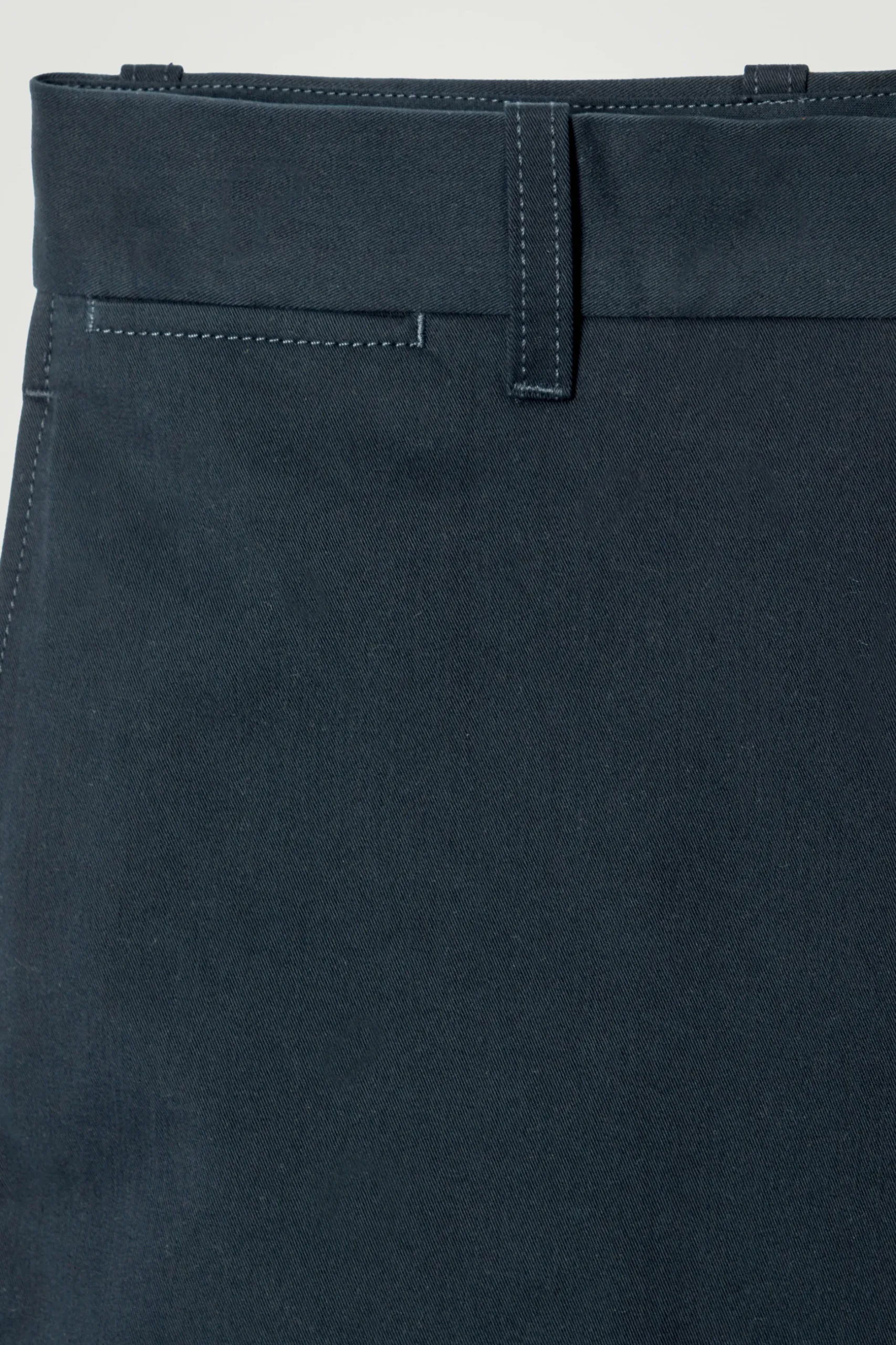 Discount COS SPODNIE CHINOS Z PROSTYMI NOGAWKAMI – RELAXED FIT Granatowy