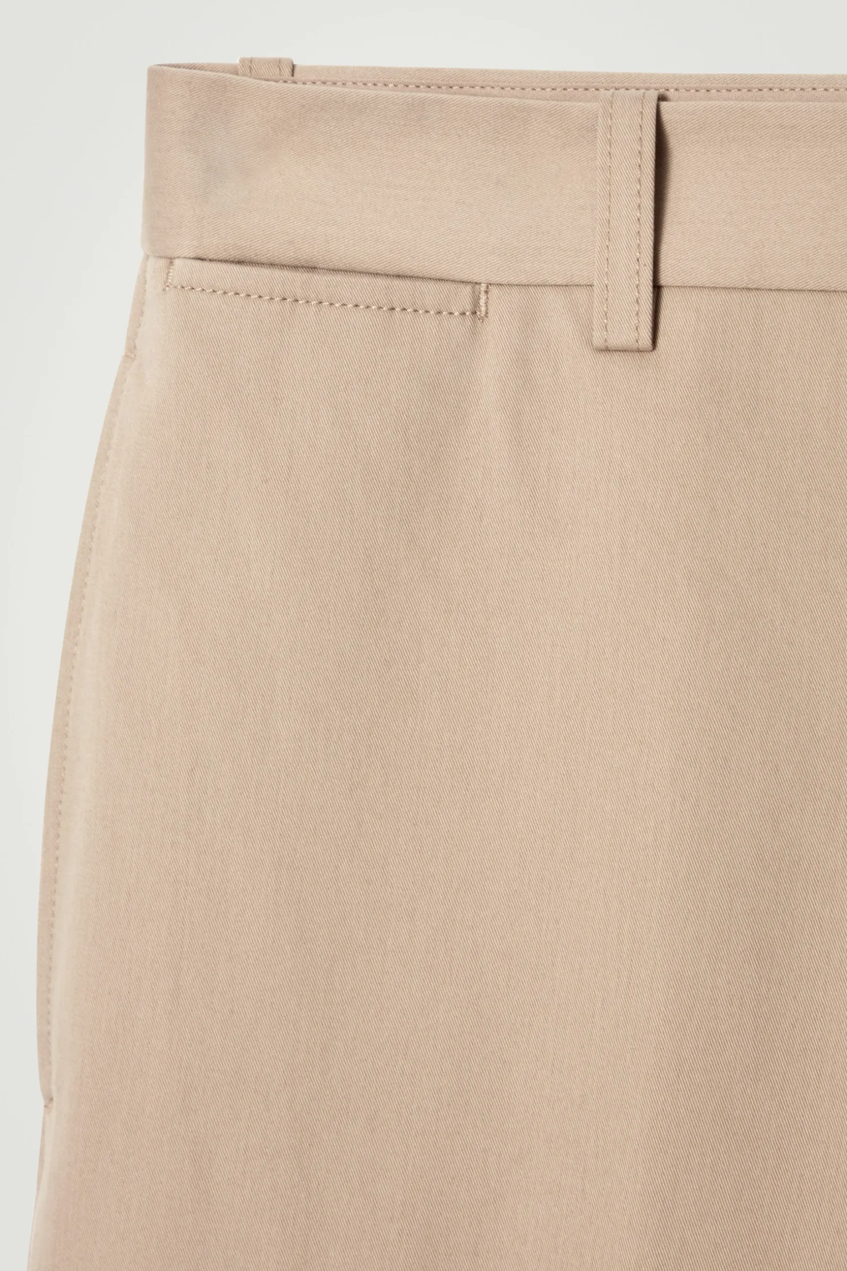 Hot COS SPODNIE CHINOS Z PROSTYMI NOGAWKAMI – RELAXED FIT Beżowy