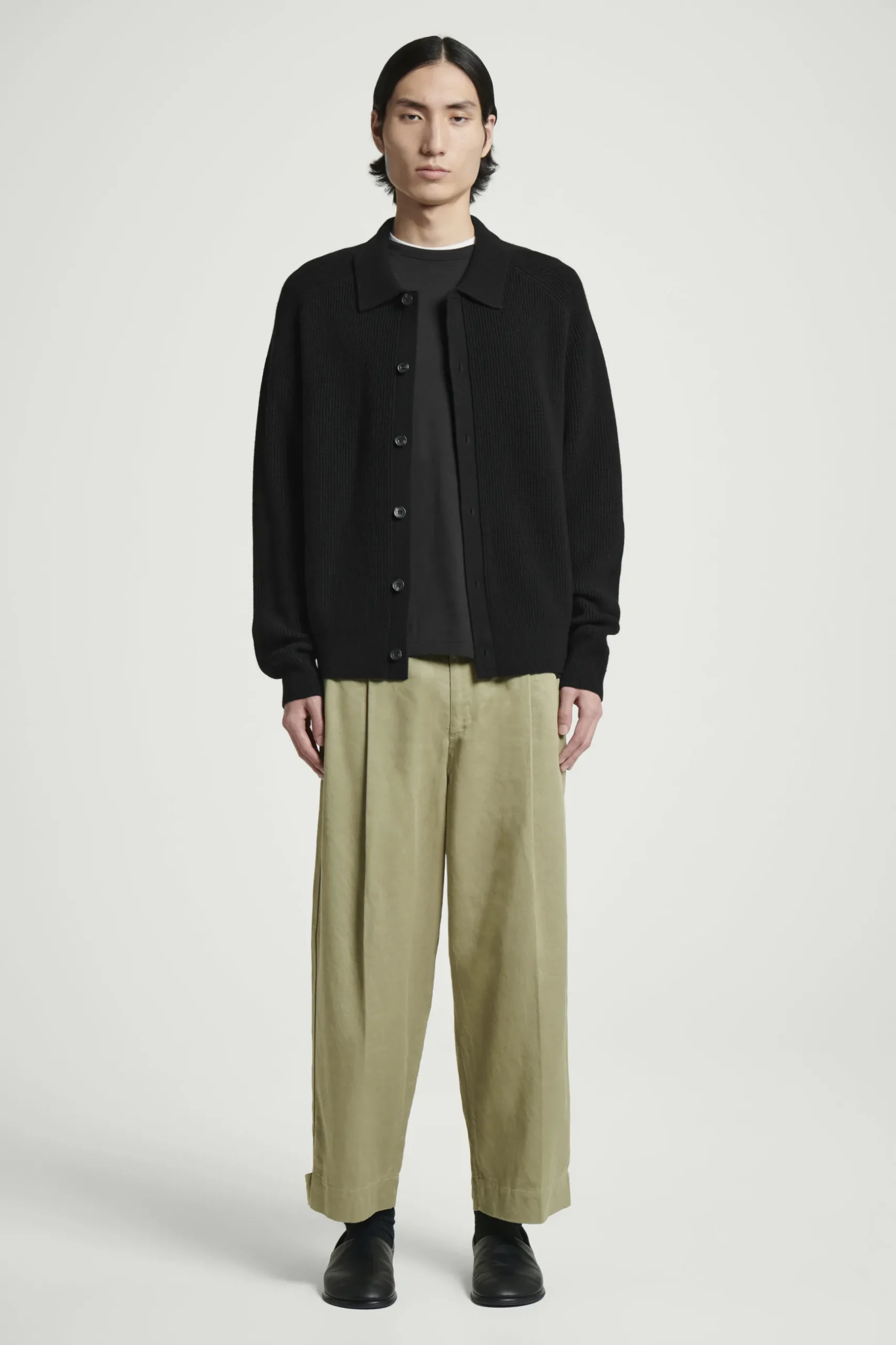 Fashion COS SPODNIE ZE SKRÓCONYMI NOGAWKAMI TYPU BARREL Khaki