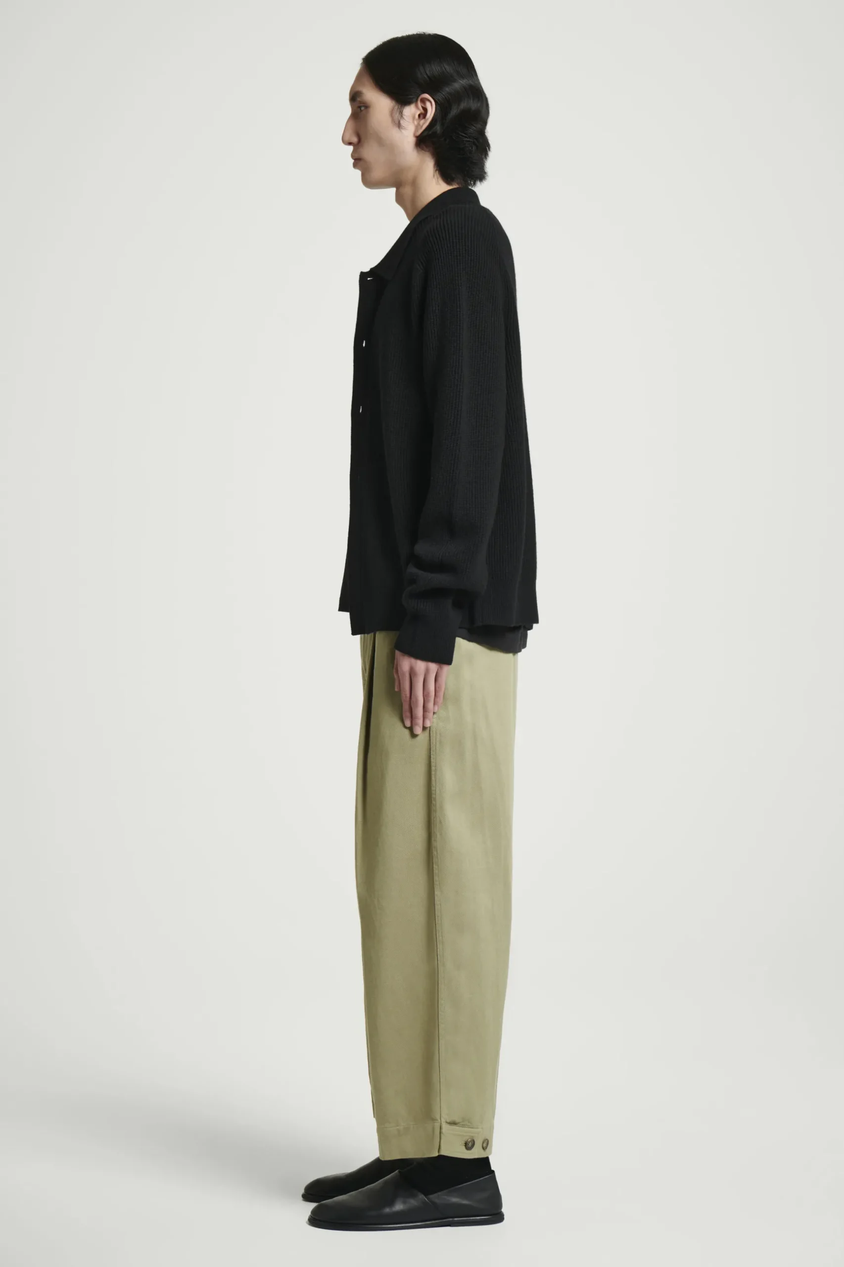 Fashion COS SPODNIE ZE SKRÓCONYMI NOGAWKAMI TYPU BARREL Khaki