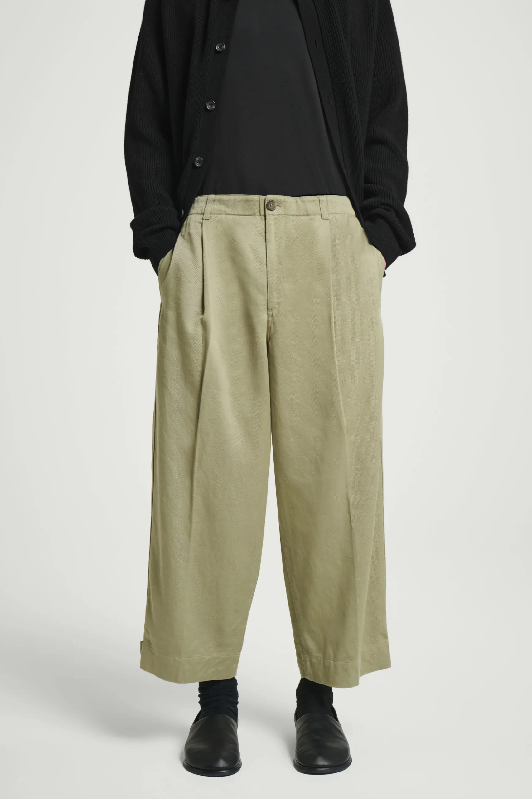 Fashion COS SPODNIE ZE SKRÓCONYMI NOGAWKAMI TYPU BARREL Khaki