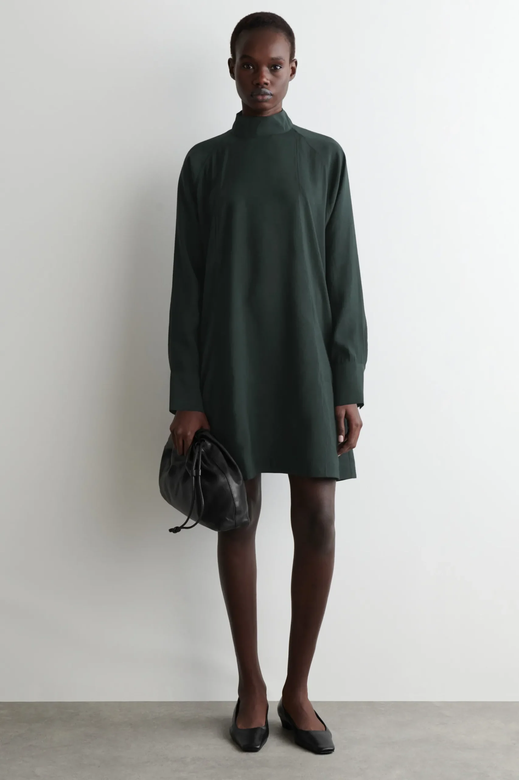 Best COS SUKIENKA MINI Z RĘKAWAMI TYPU DOLMAN