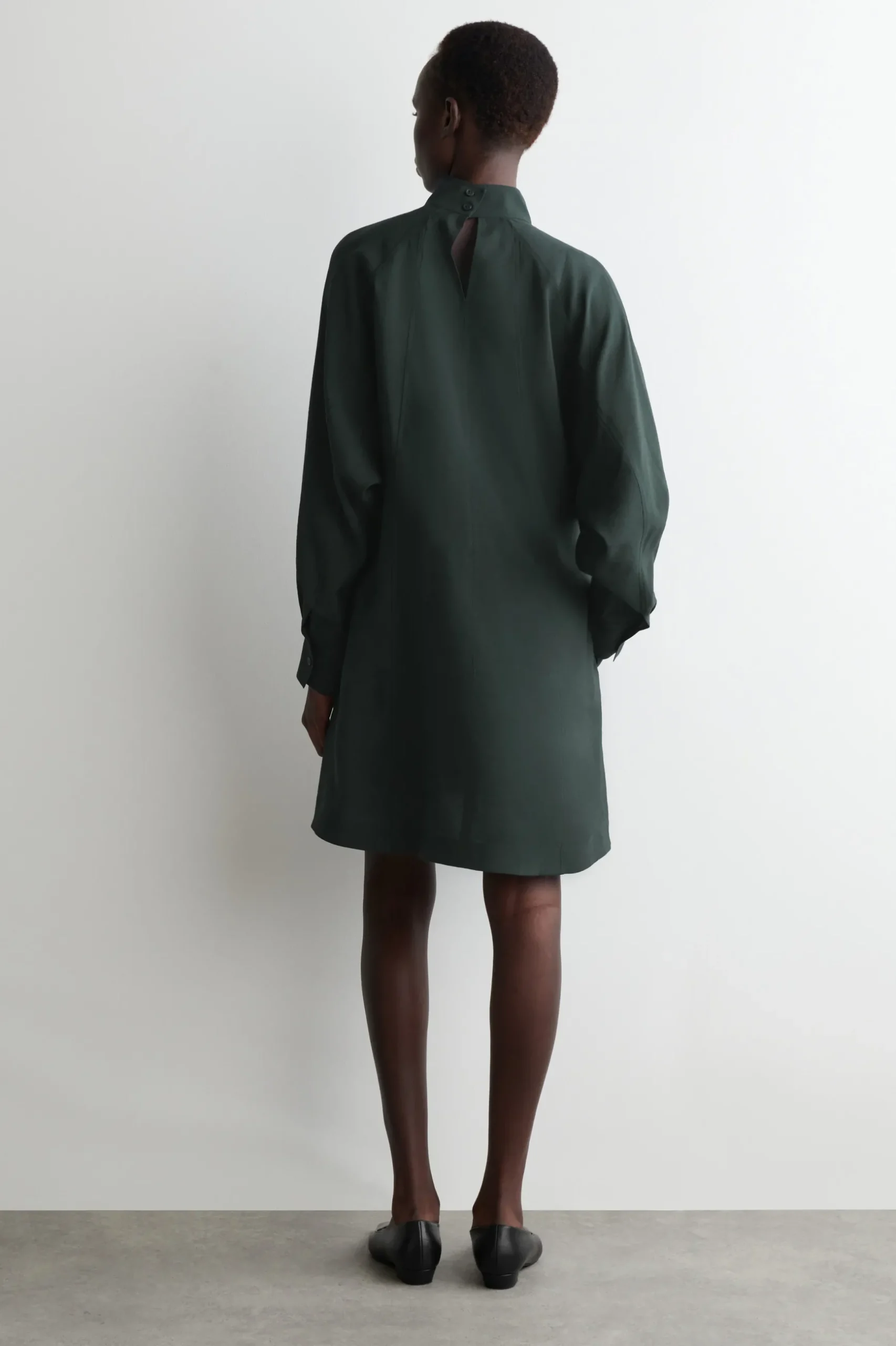 Best COS SUKIENKA MINI Z RĘKAWAMI TYPU DOLMAN