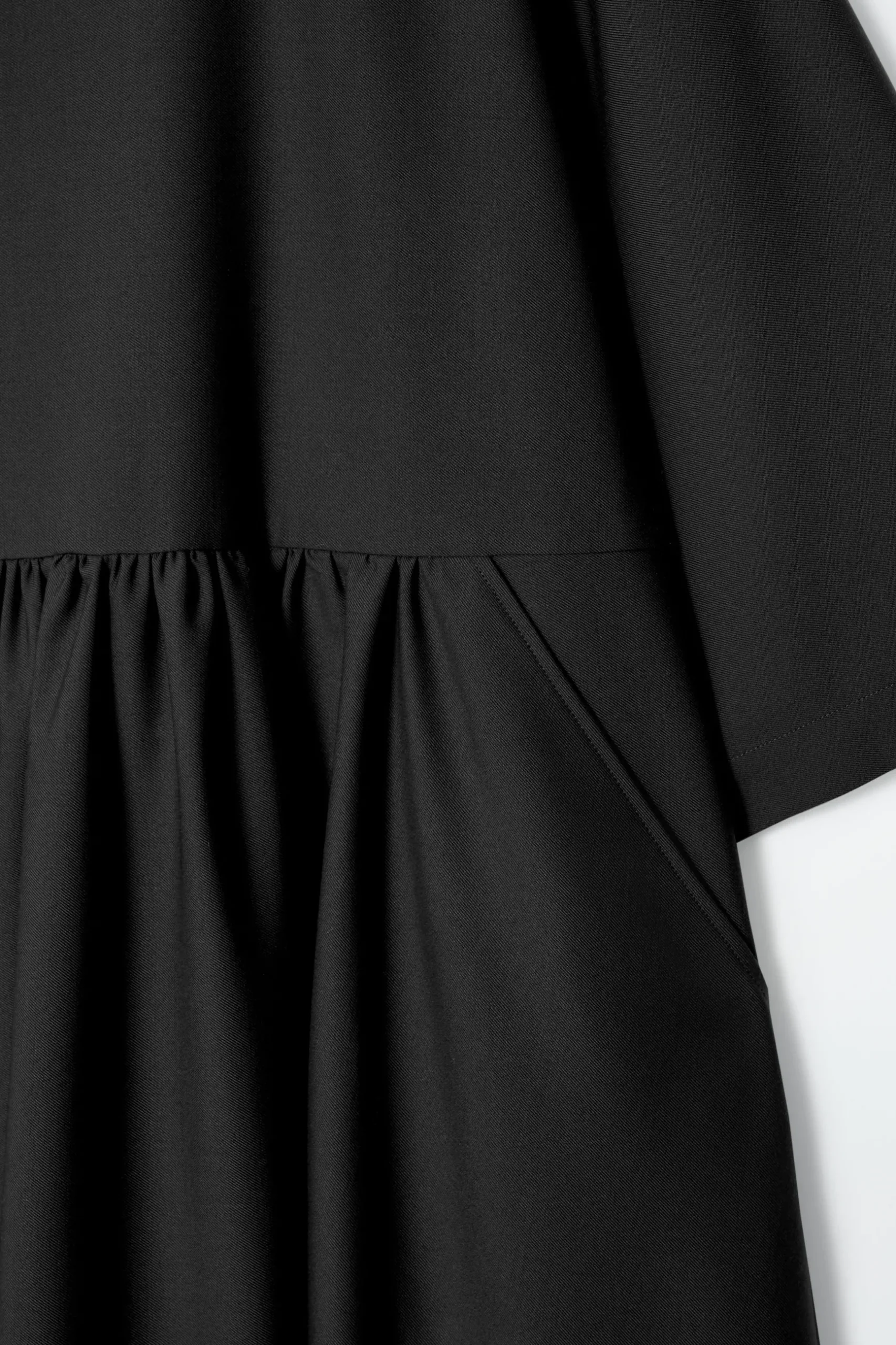 Outlet COS SUKIENKA Z MIESZANKI Z WEŁNĄ Z ZEBRANYM MATERIAŁEM