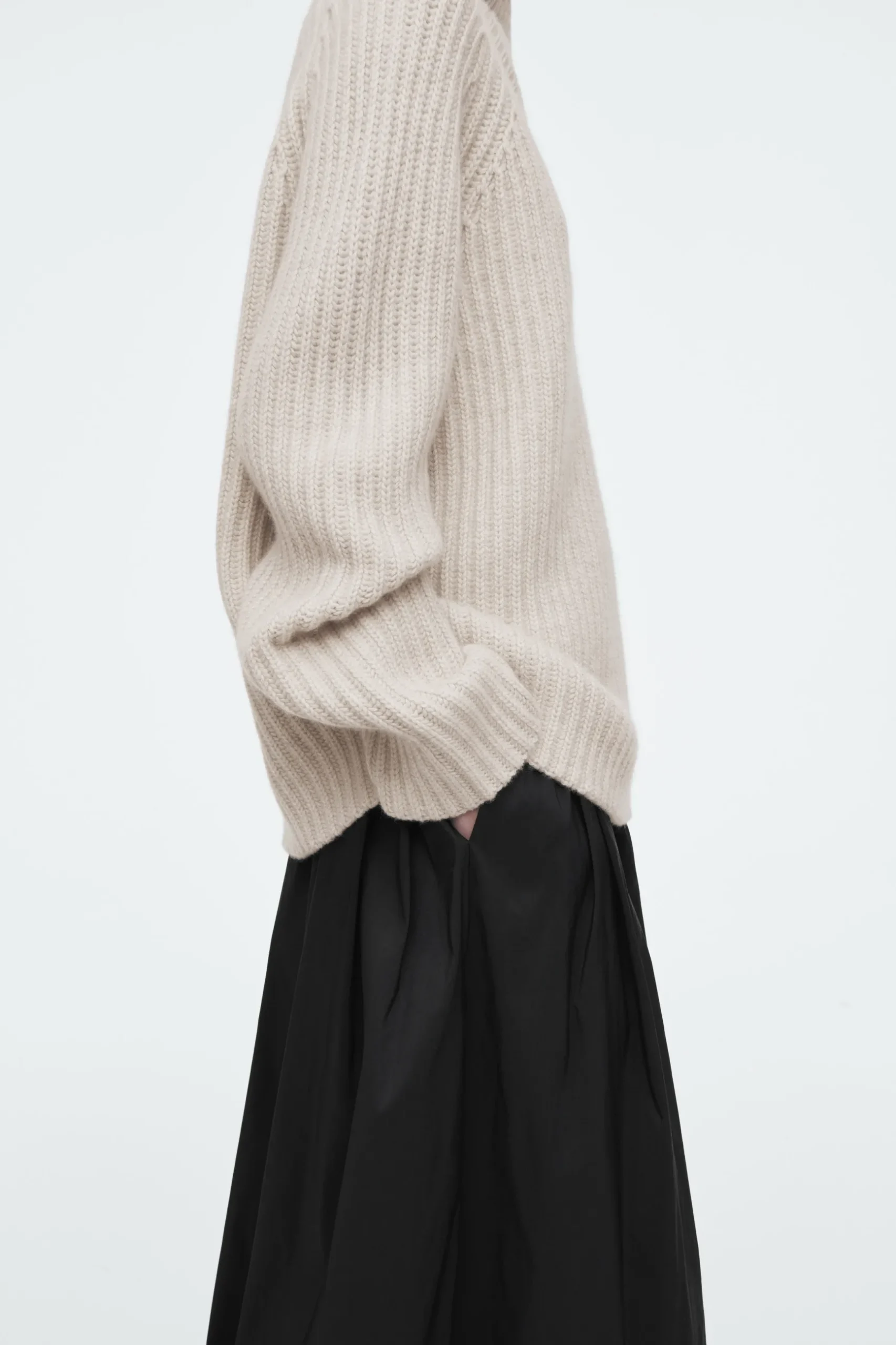 Sale COS SWETER Z CZYSTEGO KASZMIRU Z KOPERTOWYM GOLFEM