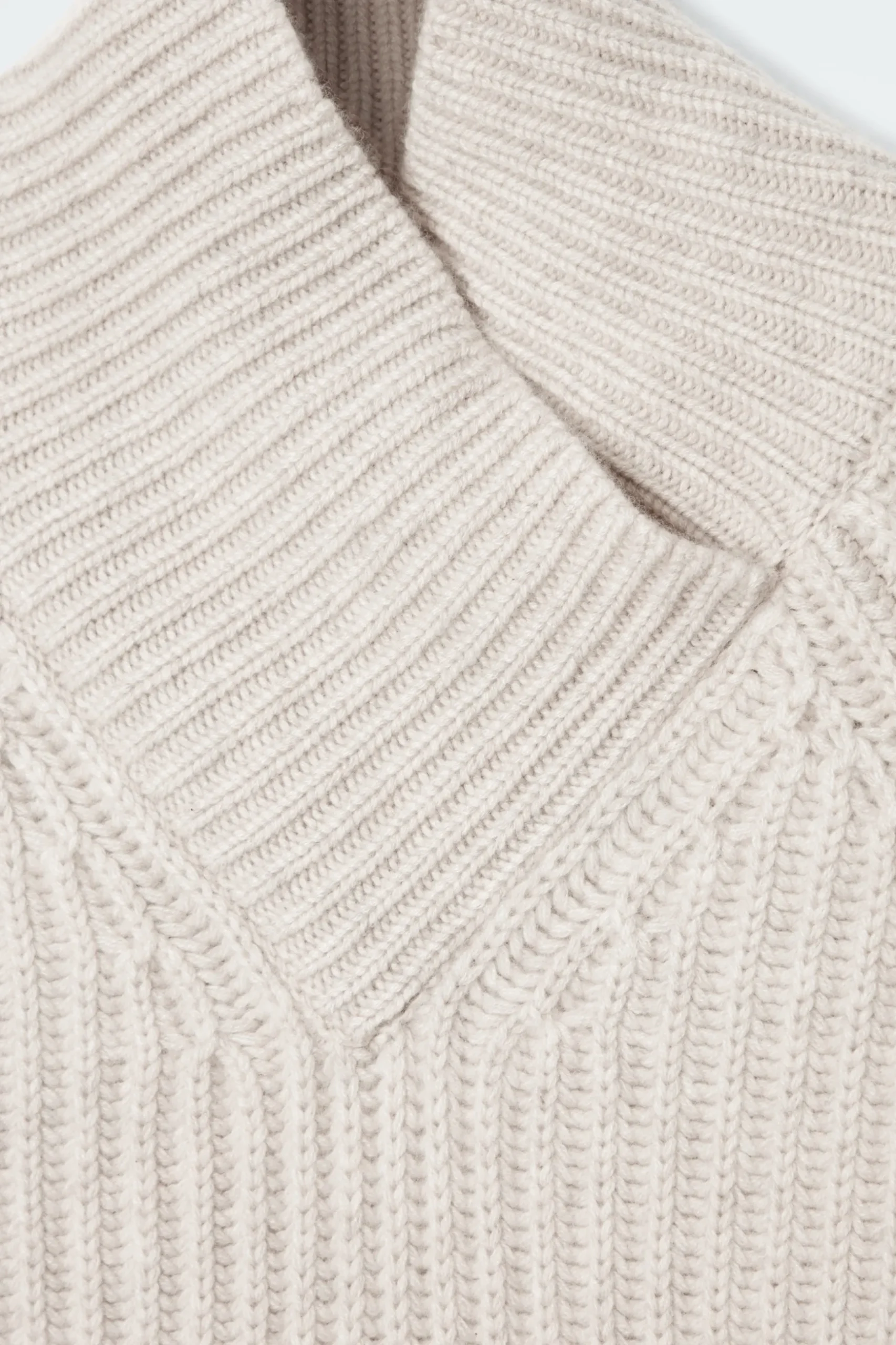Sale COS SWETER Z CZYSTEGO KASZMIRU Z KOPERTOWYM GOLFEM