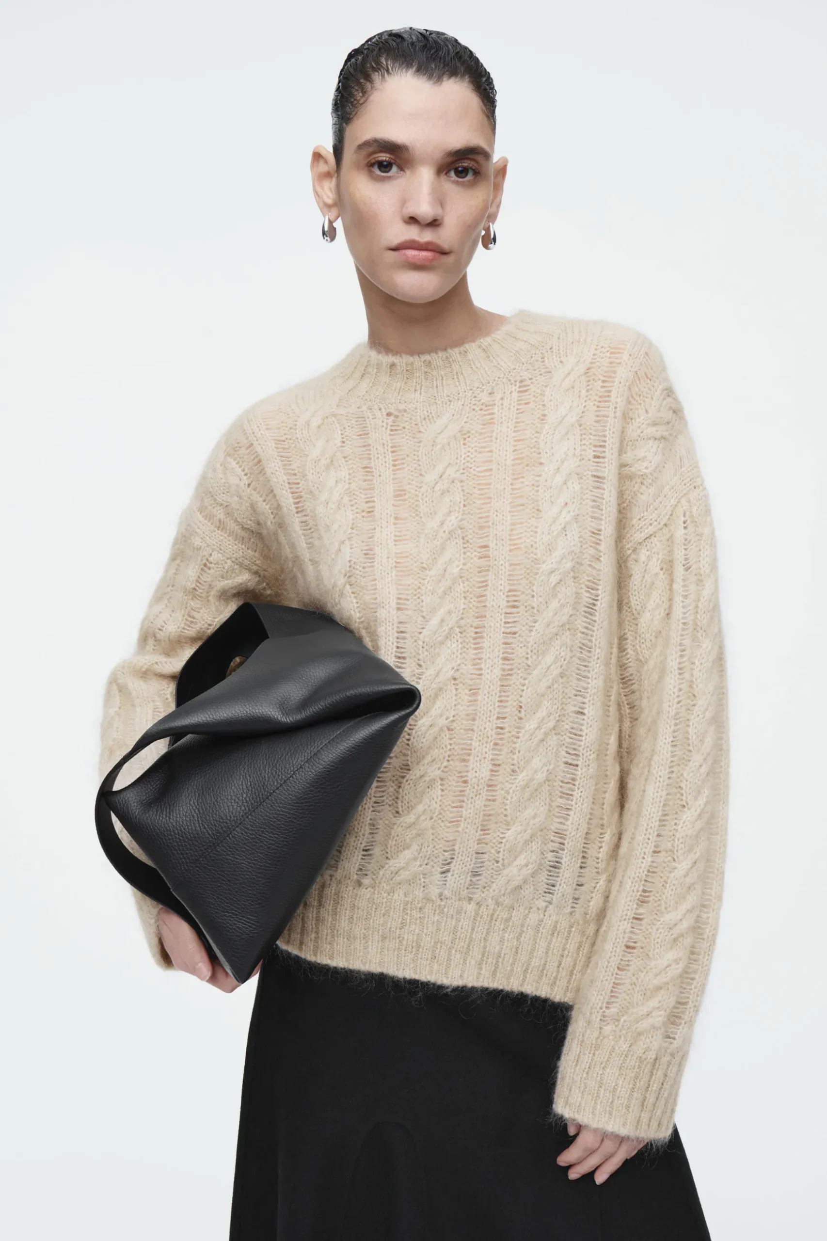 Clearance COS SWETER Z DZIANINY Z MOHEREM O WARKOCZOWYM SPLOCIE