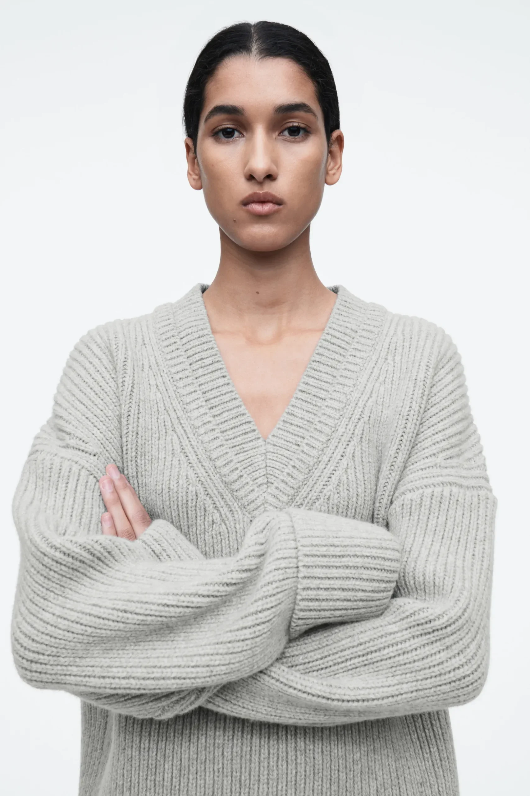 Online COS SWETER Z WEŁNY MERYNOSOWEJ Z DEKOLTEM W SEREK