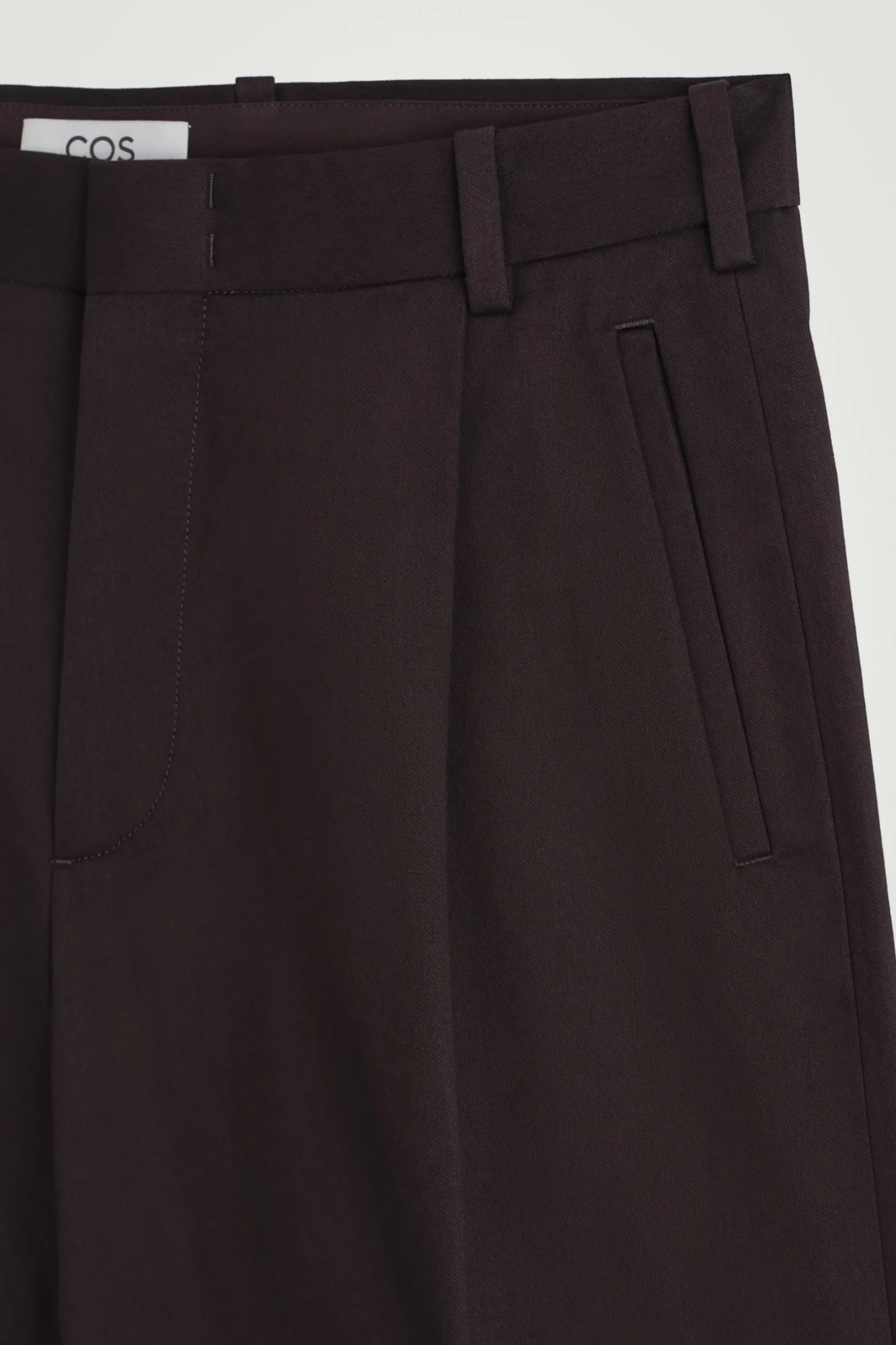 Clearance COS SZORTY Z SZEROKIMI NOGAWKAMI Ciemnobrązowy