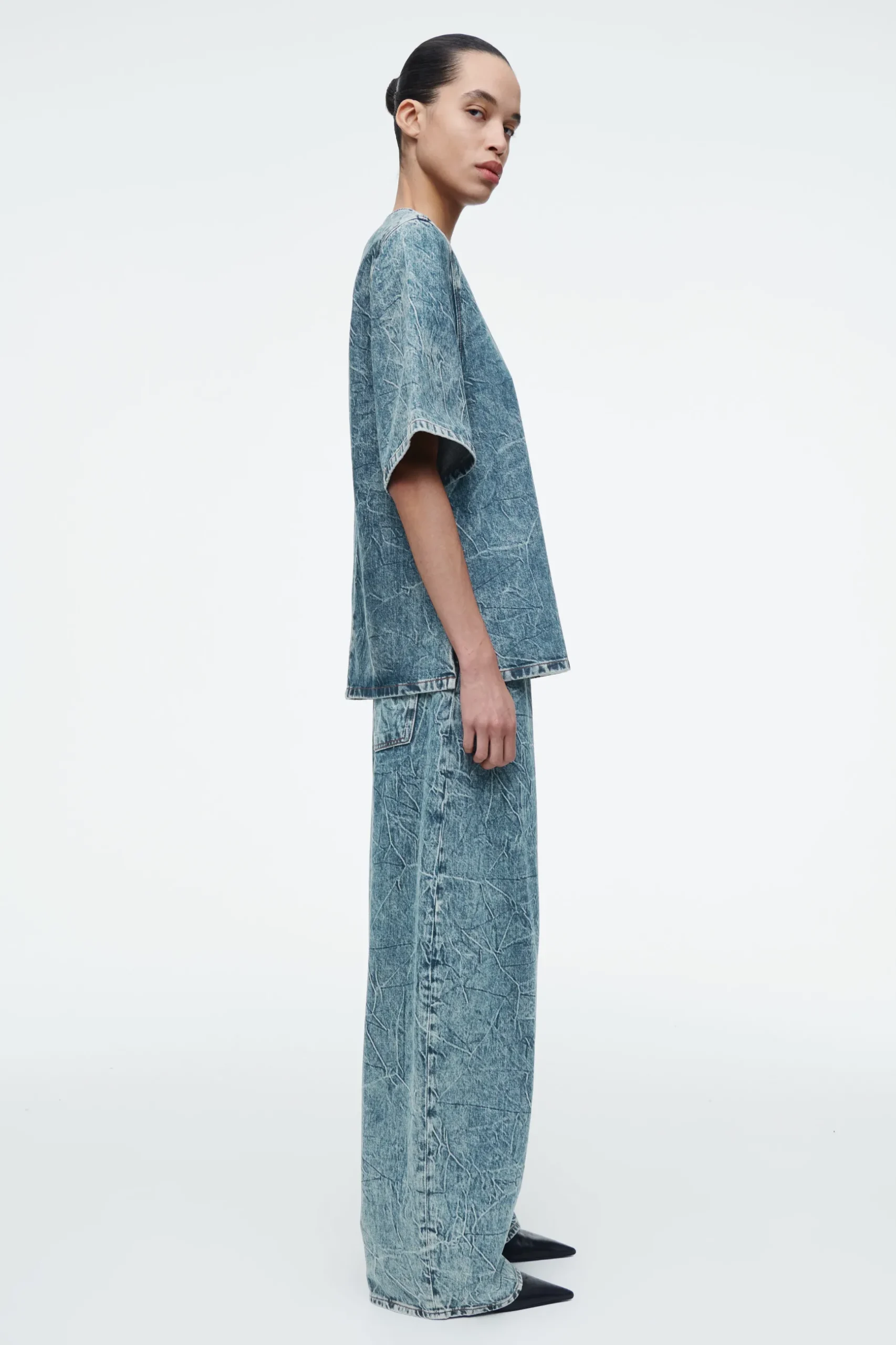 Discount COS TOP Z KRÓTKIM RĘKAWEM ZE SPRANEGO DENIMU