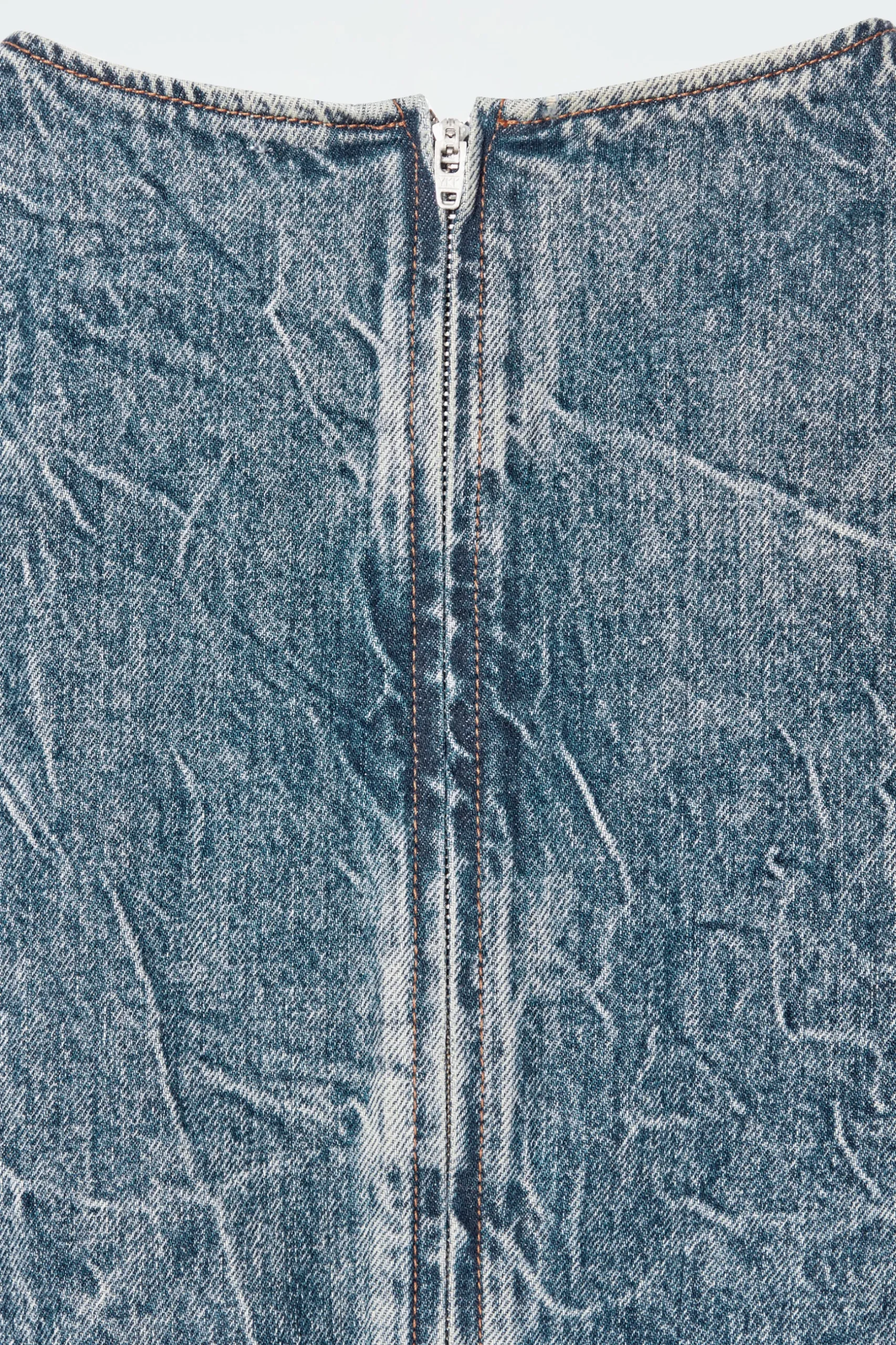 Discount COS TOP Z KRÓTKIM RĘKAWEM ZE SPRANEGO DENIMU