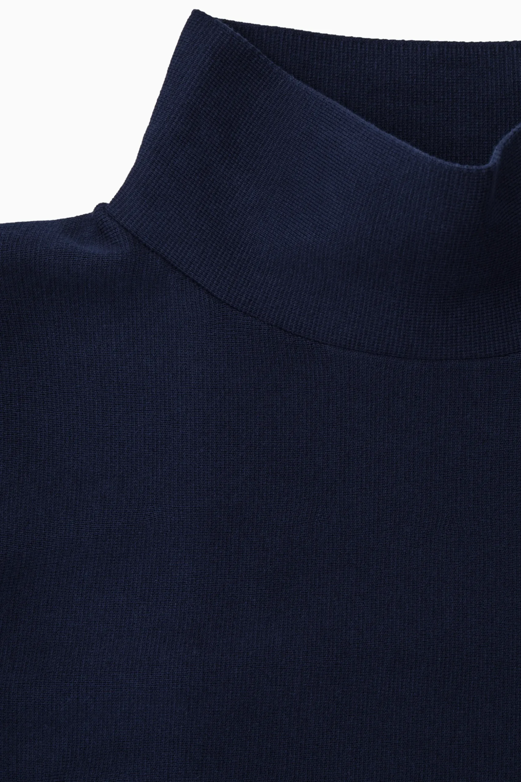 Fashion COS TRAPEZOWY TOP Z WYSOKIM KOŁNIERZEM