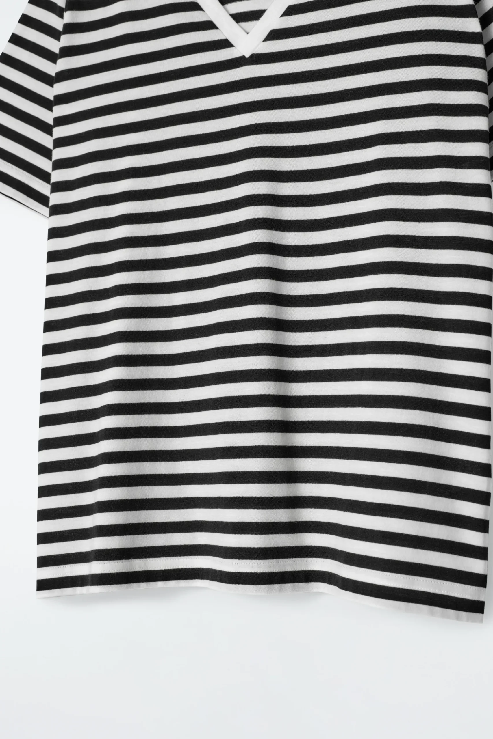 Clearance COS T-SHIRT 24/7 Z DEKOLTEM W SEREK – REGULAR FIT