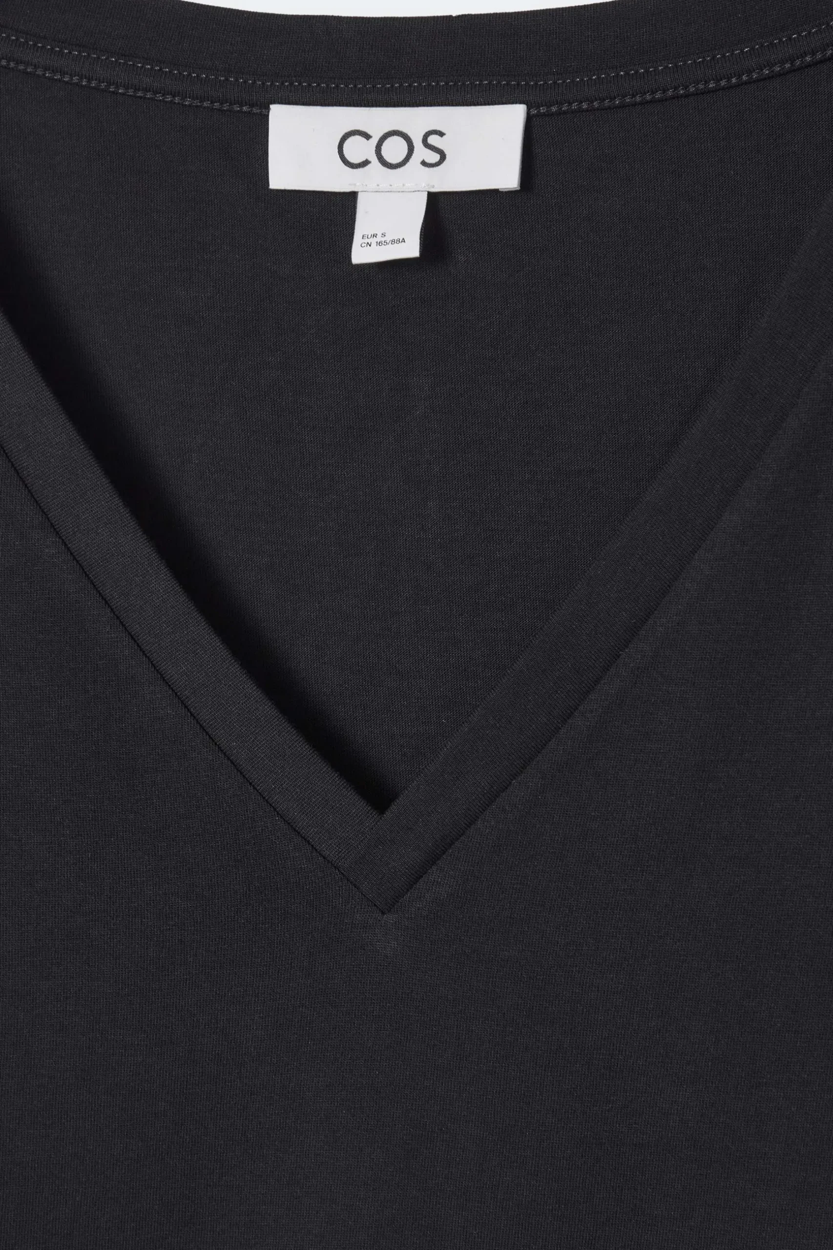 New COS T-SHIRT 24/7 Z DEKOLTEM W SEREK – REGULAR FIT