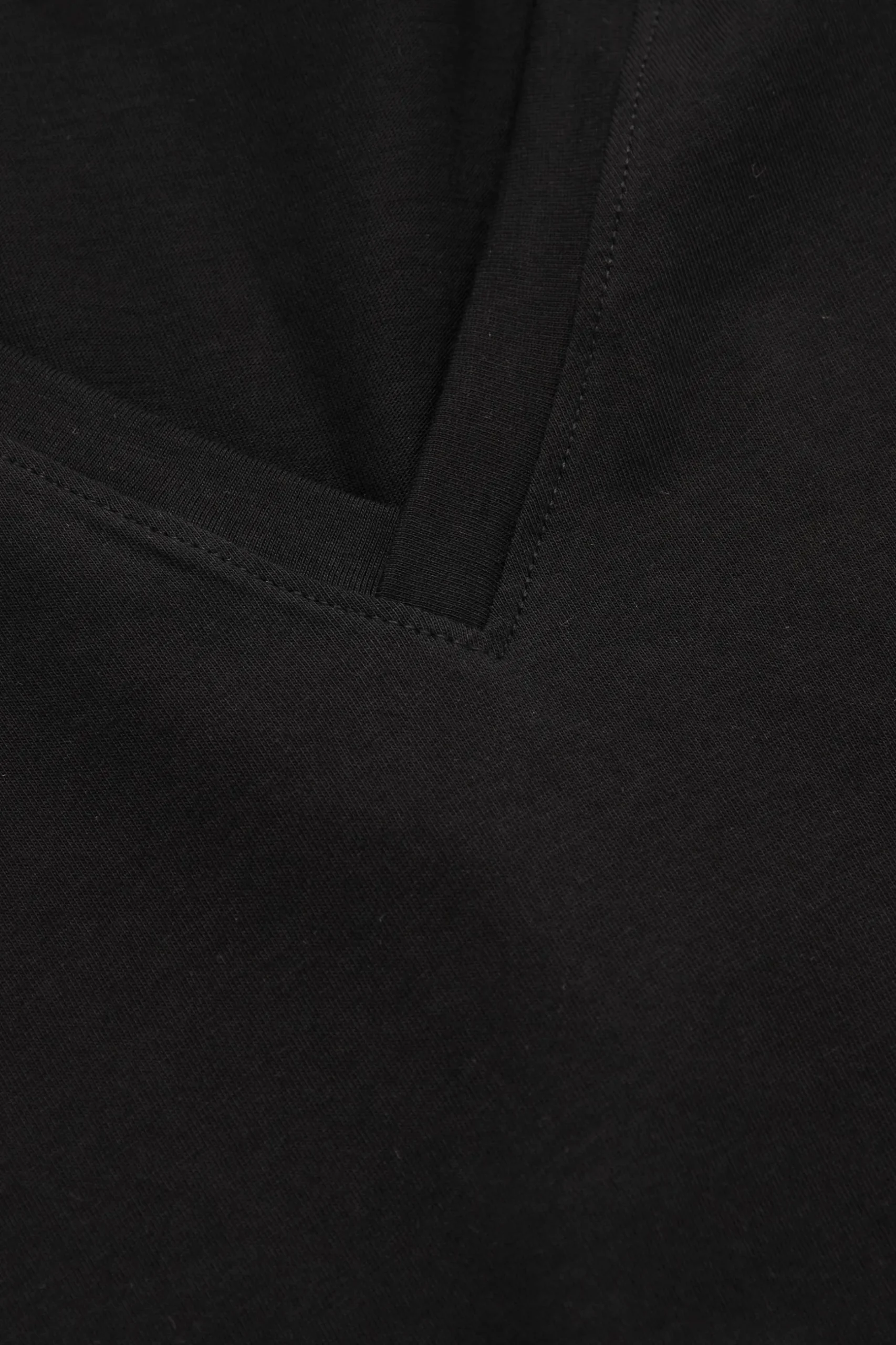 New COS T-SHIRT 24/7 Z DEKOLTEM W SEREK – REGULAR FIT