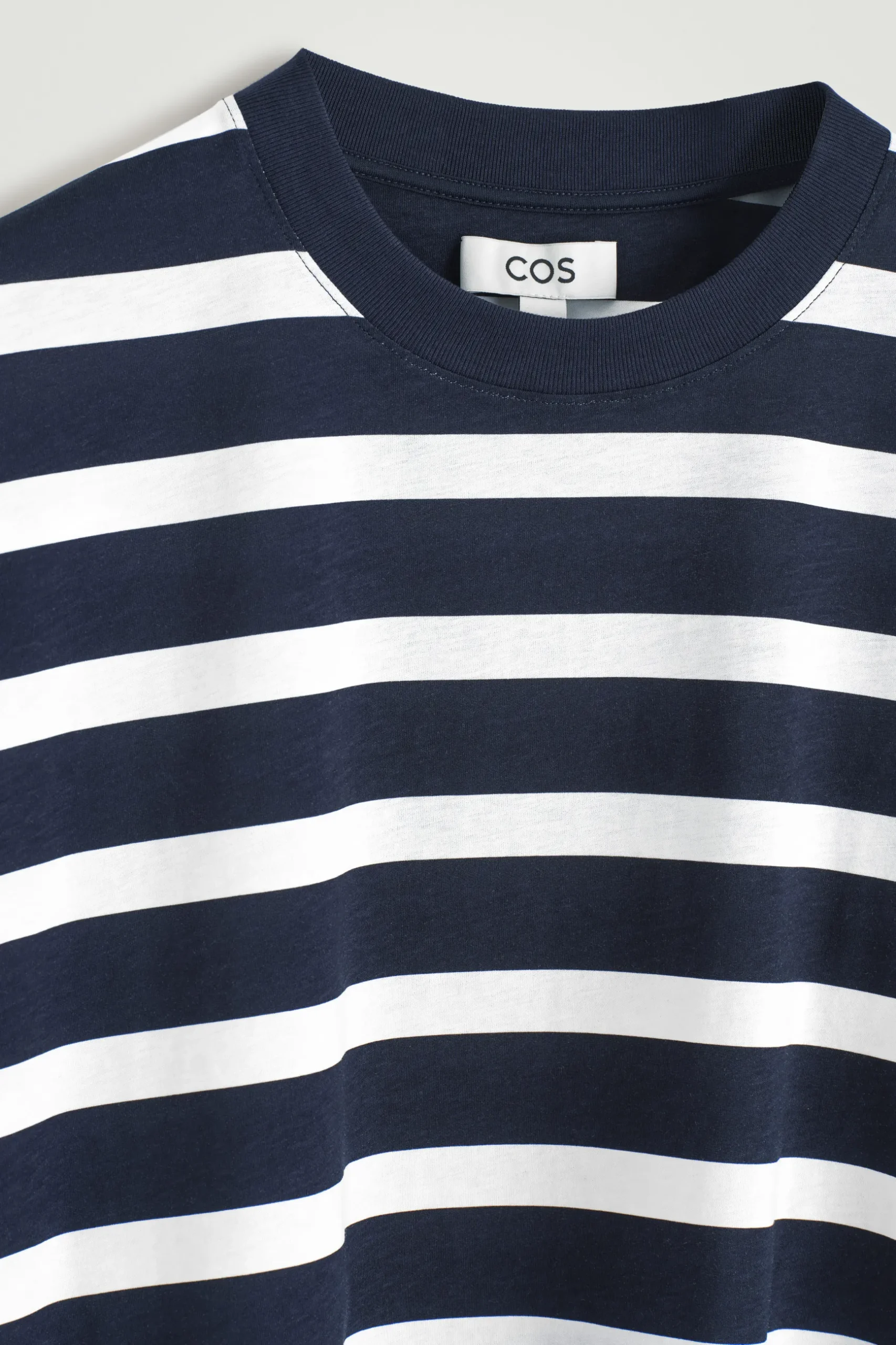 Online COS T-SHIRT OVERSIZE Z RĘKAWEM 3/4