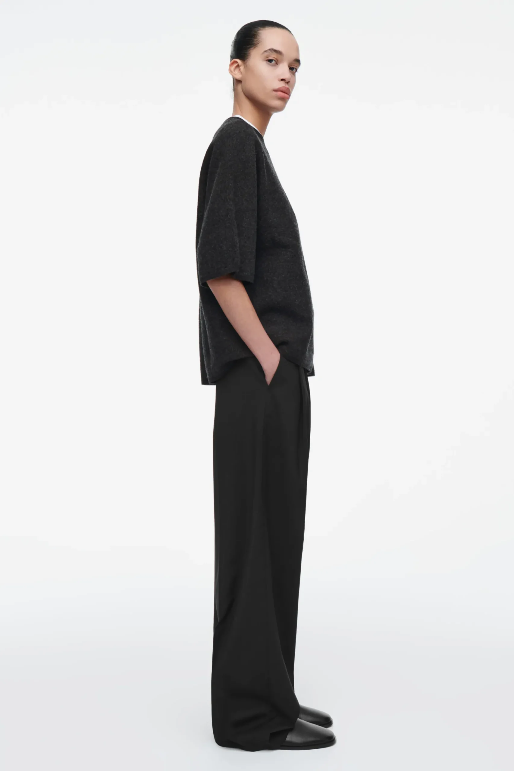 Outlet COS T-SHIRT Z PARZONEJ WEŁNY MERINO – OVERSIZED FIT