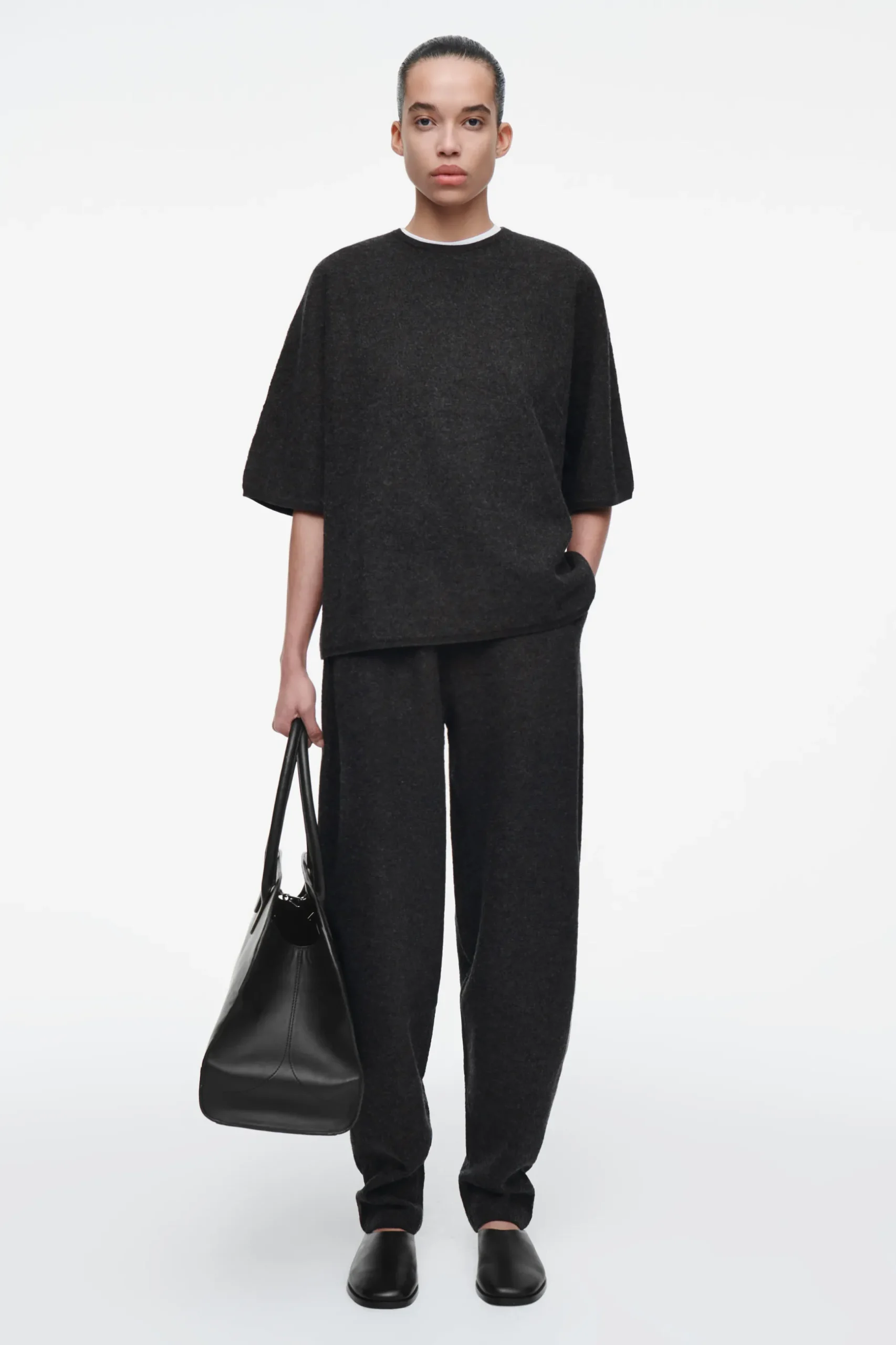 Outlet COS T-SHIRT Z PARZONEJ WEŁNY MERINO – OVERSIZED FIT