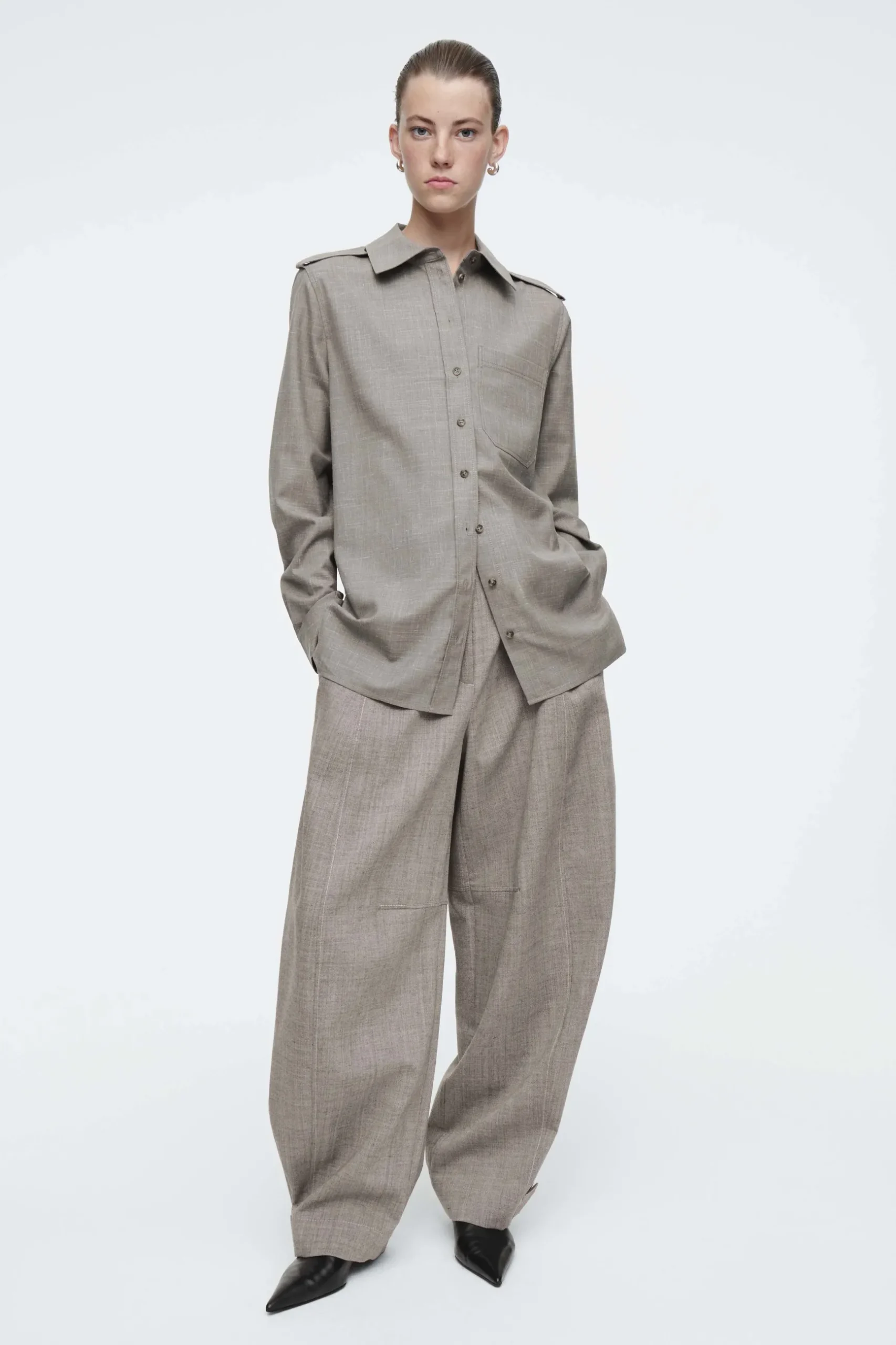 Fashion COS WEŁNIANA KOSZULA Z PAGONAMI – REGULAR FIT