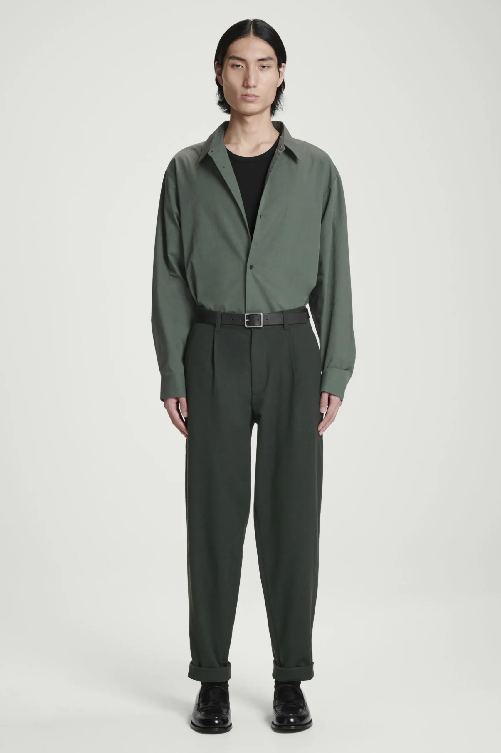 Fashion COS WEŁNIANE SPODNIE ZE ZWĘŻANYMI NOGAWKAMI Ciemnozielony