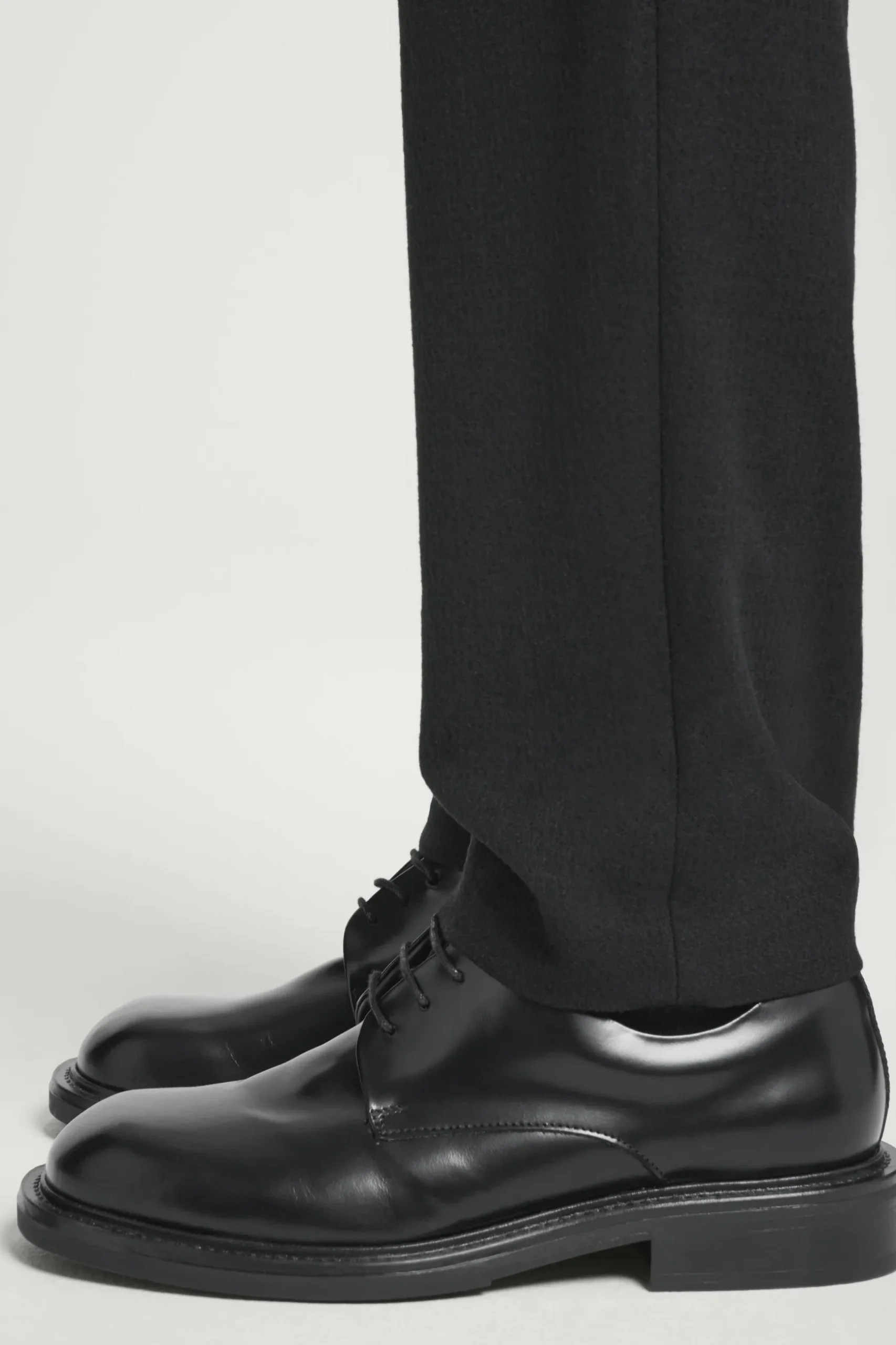Online COS WEŁNIANE SPODNIE ZE ZWĘŻANYMI NOGAWKAMI Czarny