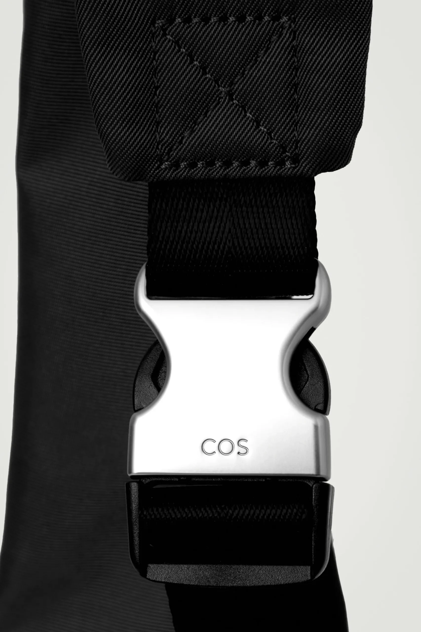 Online COS WODOODPORNA TORBA „SLING” TYPU CROSSBODY Z NYLONEM