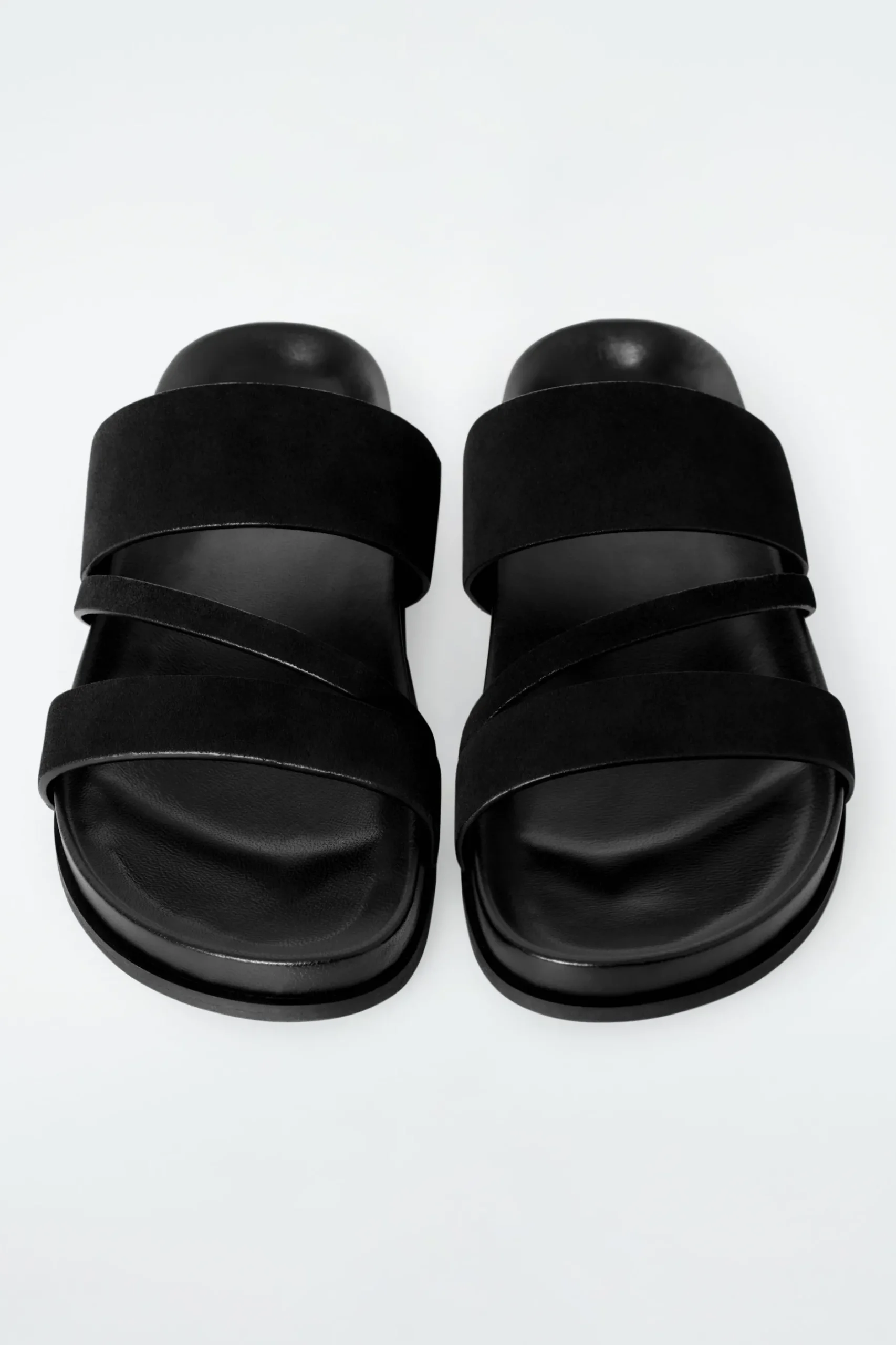 Sale COS ZAMSZOWE KLAPKI Czarny