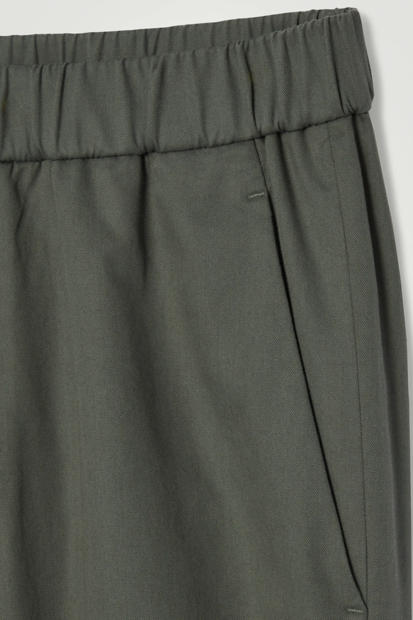 Fashion COS ZWĘŻANE SPODNIE Z TKANINY O SPLOCIE SKOŚNYM Ciemnozielony