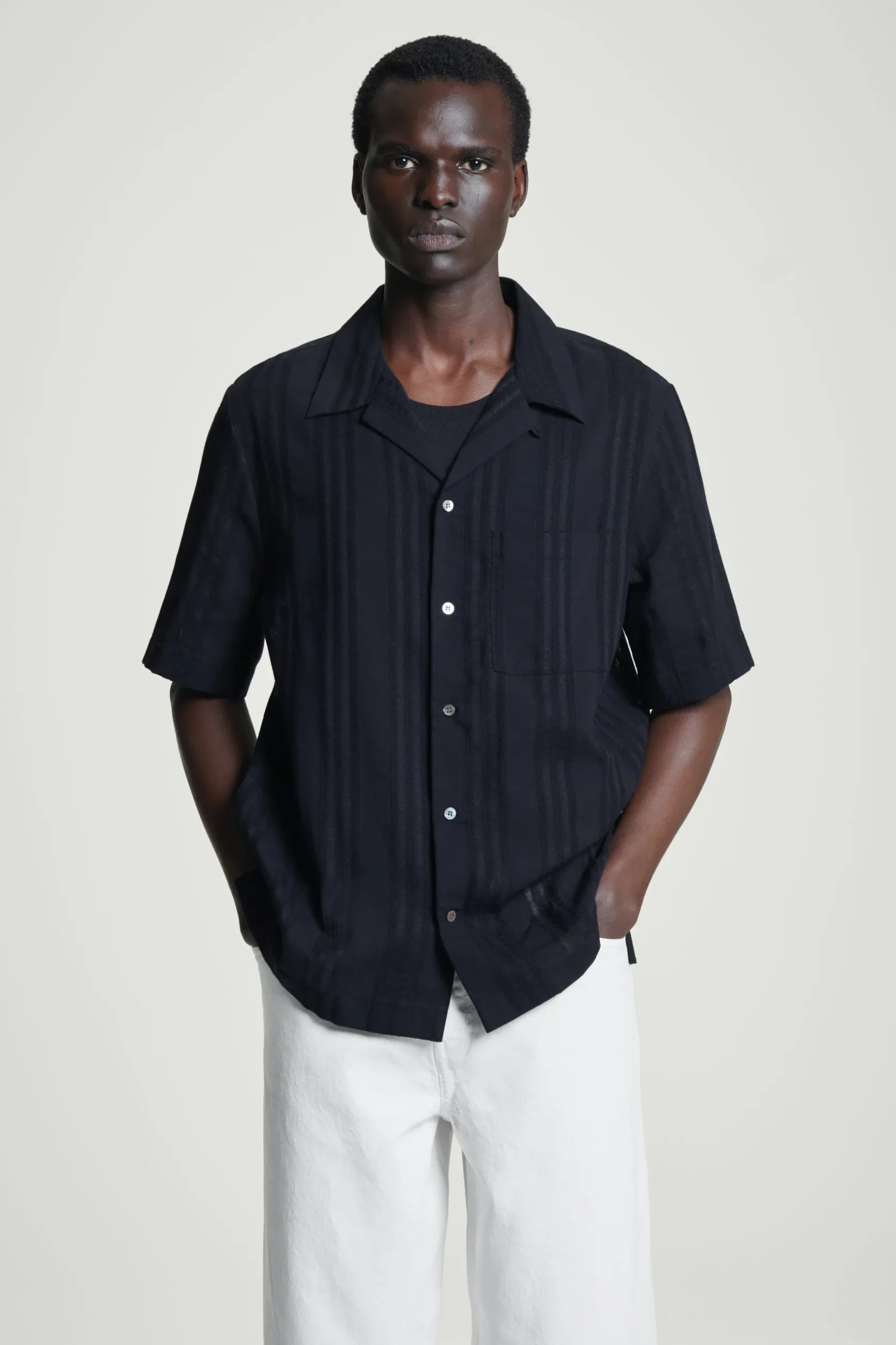 Sale COS ŻAKARDOWA KOSZULA Z KRÓTKIM RĘKAWEM – RELAXED FIT Granatowy