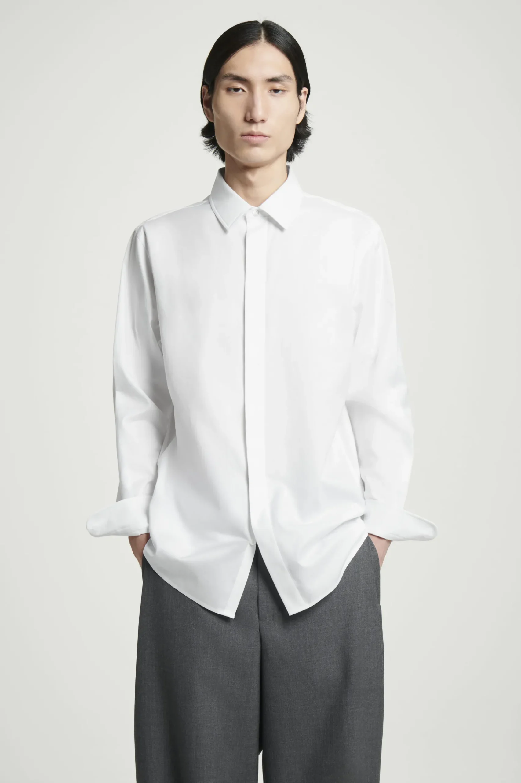 Outlet COS BAWEŁNIANA KOSZULA – RELAXED FIT Biały