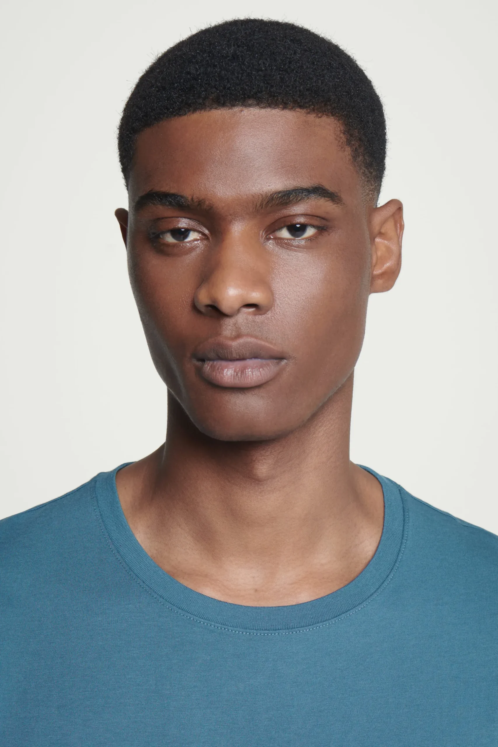 Discount COS BAWEŁNIANY T-SHIRT – REGULAR FIT Niebieski
