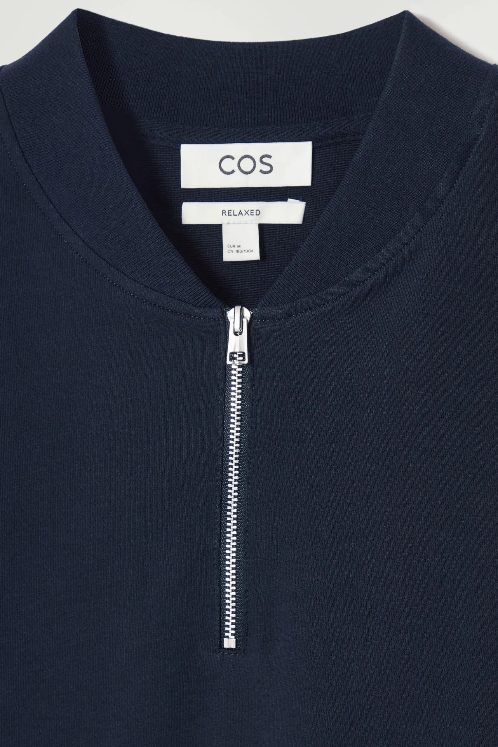 Sale COS BAWEŁNIANY T-SHIRT Z ZAMKIEM Granatowy