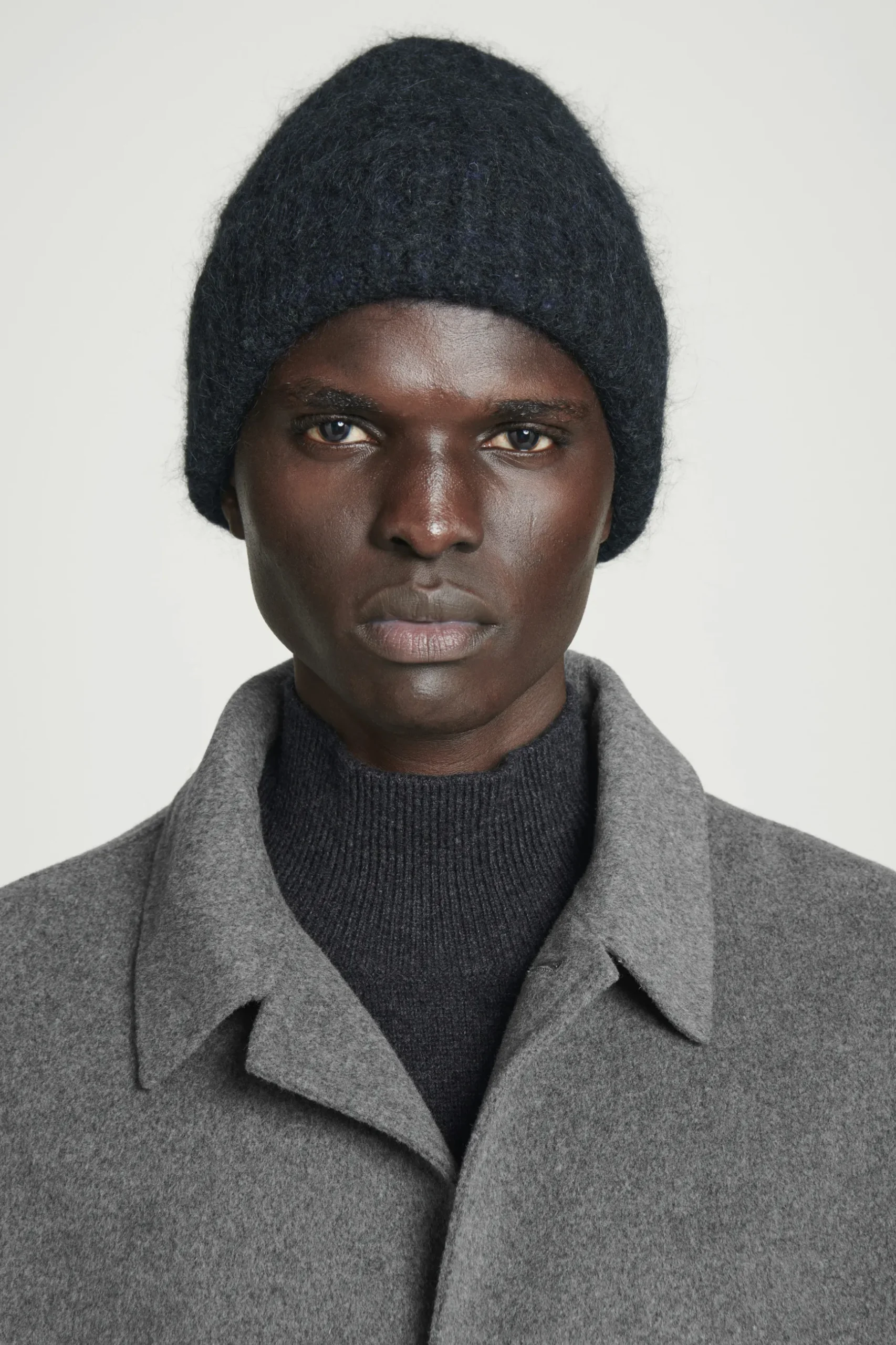 New COS CZAPKA BEANIE Z PRĄŻKOWANEJ DZIANINY Z MOHEREM Czarny