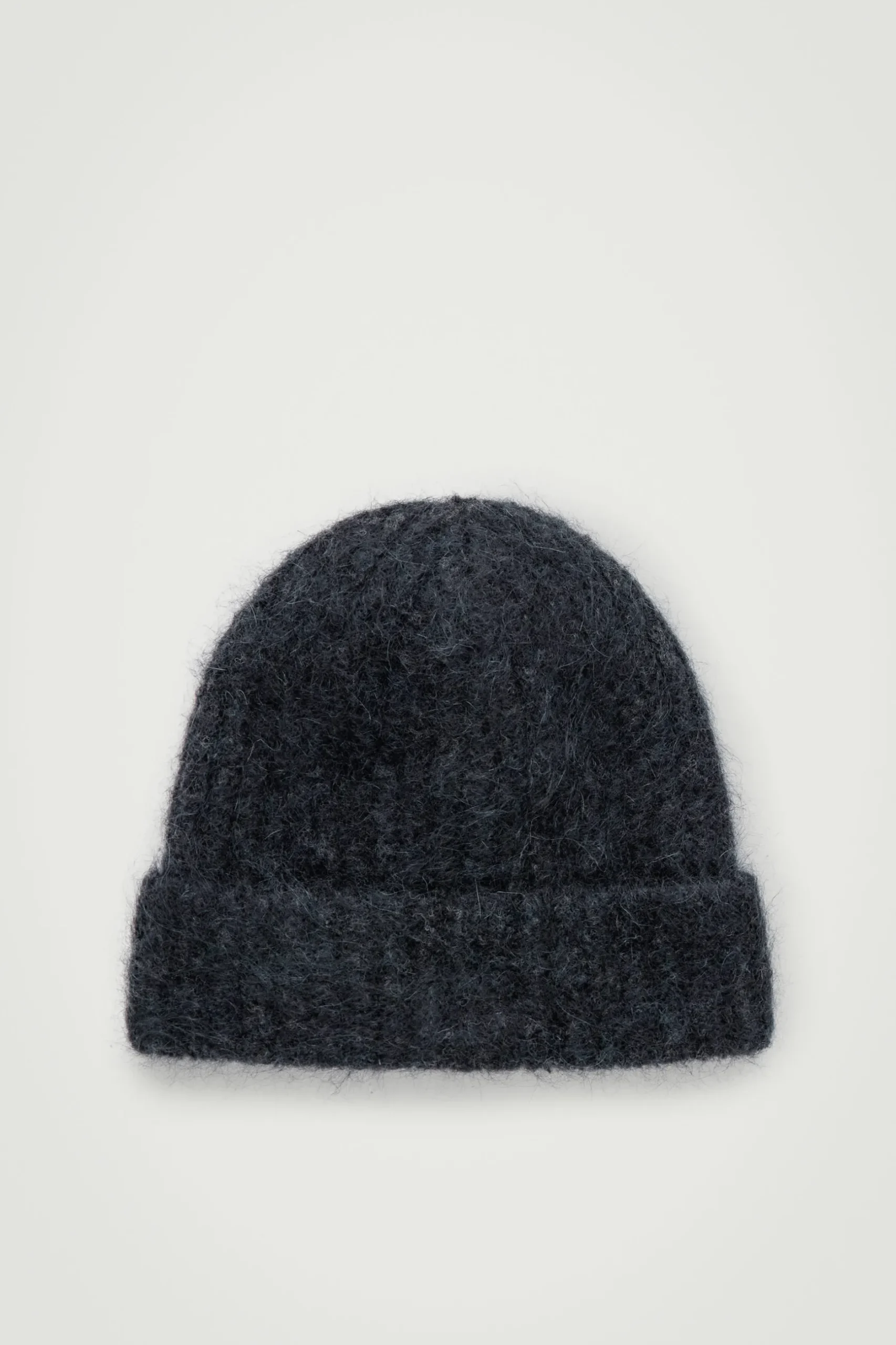 New COS CZAPKA BEANIE Z PRĄŻKOWANEJ DZIANINY Z MOHEREM Czarny