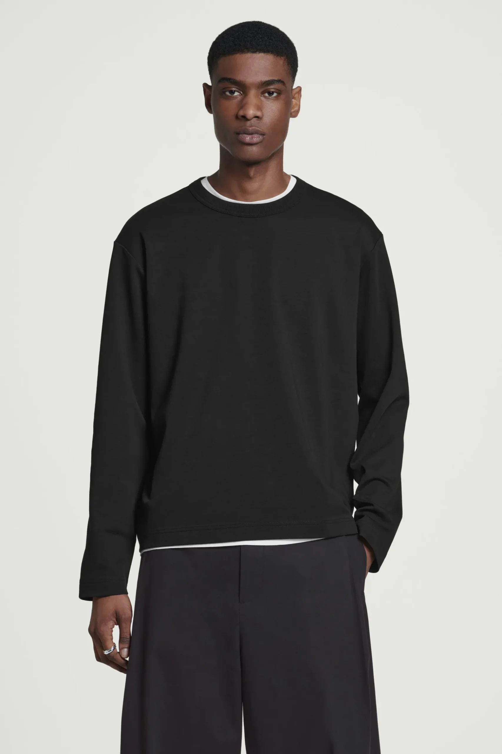 New COS DŻERSEJOWY T-SHIRT Z DŁUGIM RĘKAWEM – RELAXED FIT Czarny