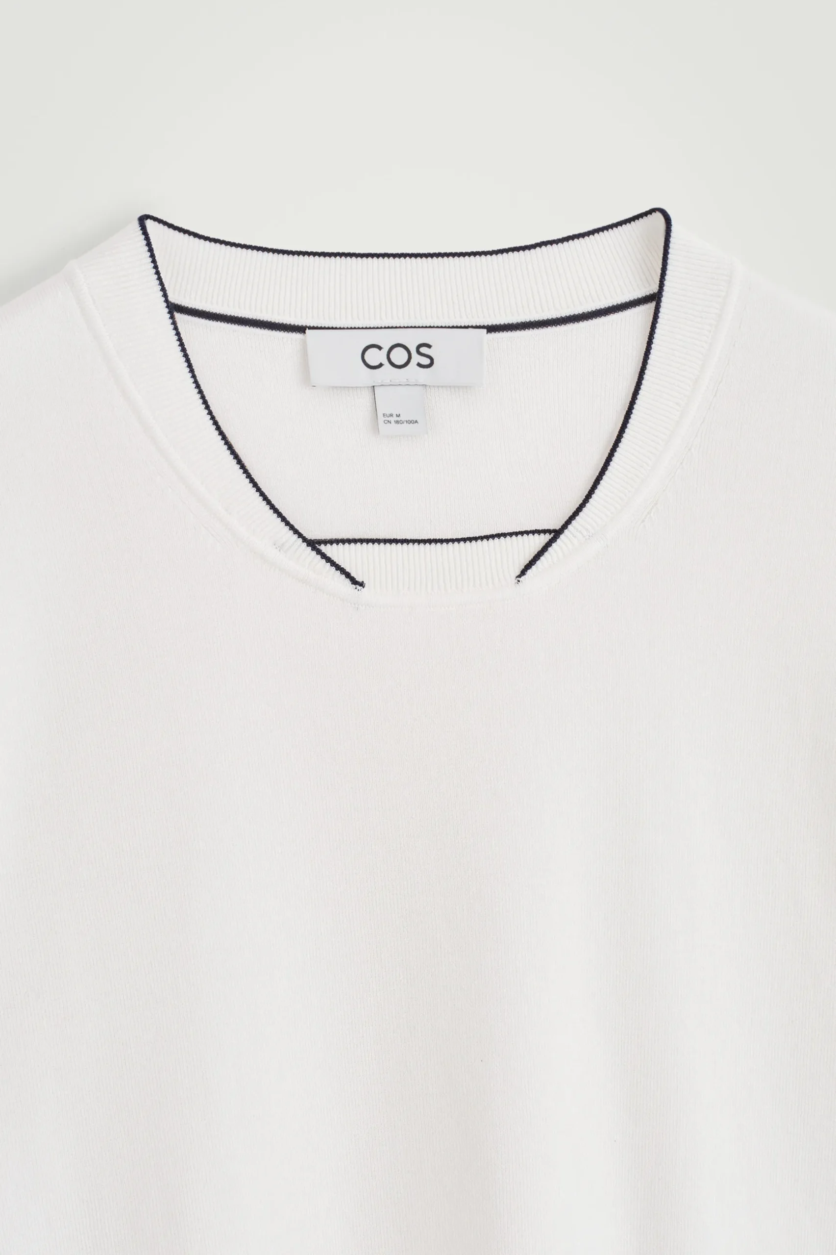 Online COS DZIANINOWY T-SHIRT Z KONTRASTUJĄCYMI DETALAMI Biały