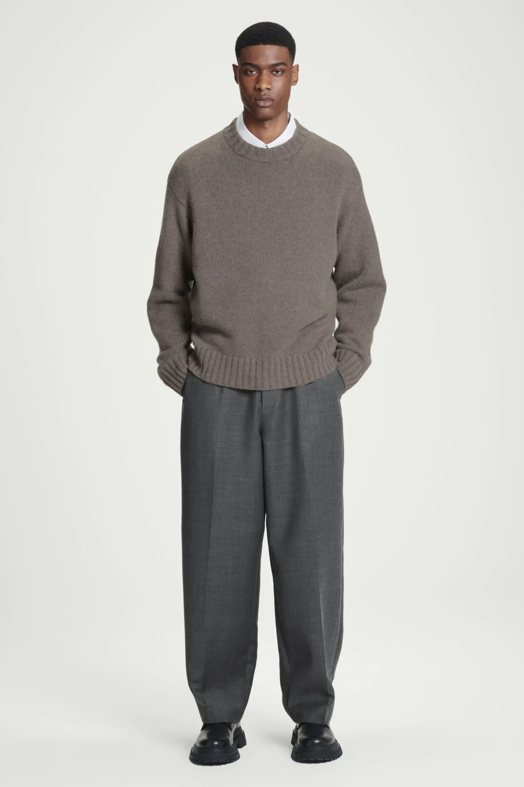 Sale COS GRUBY SWETER Z CZYSTEGO KASZMIRU Beżowy