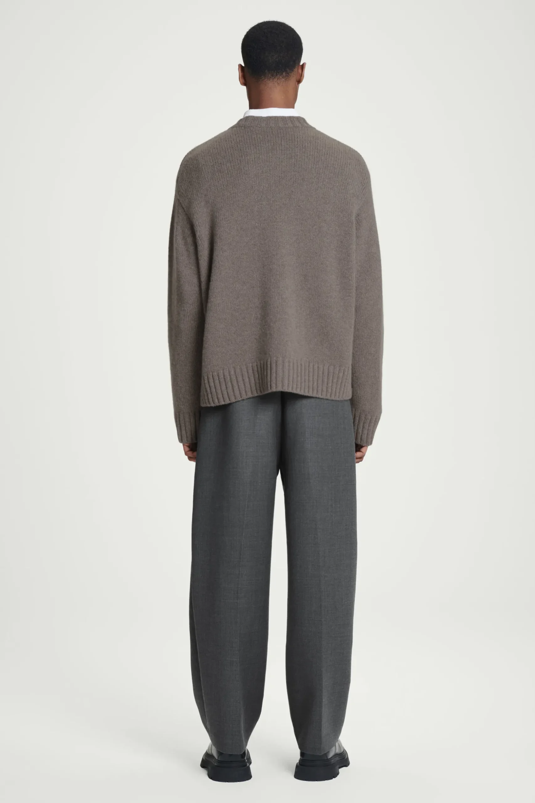 Sale COS GRUBY SWETER Z CZYSTEGO KASZMIRU Beżowy