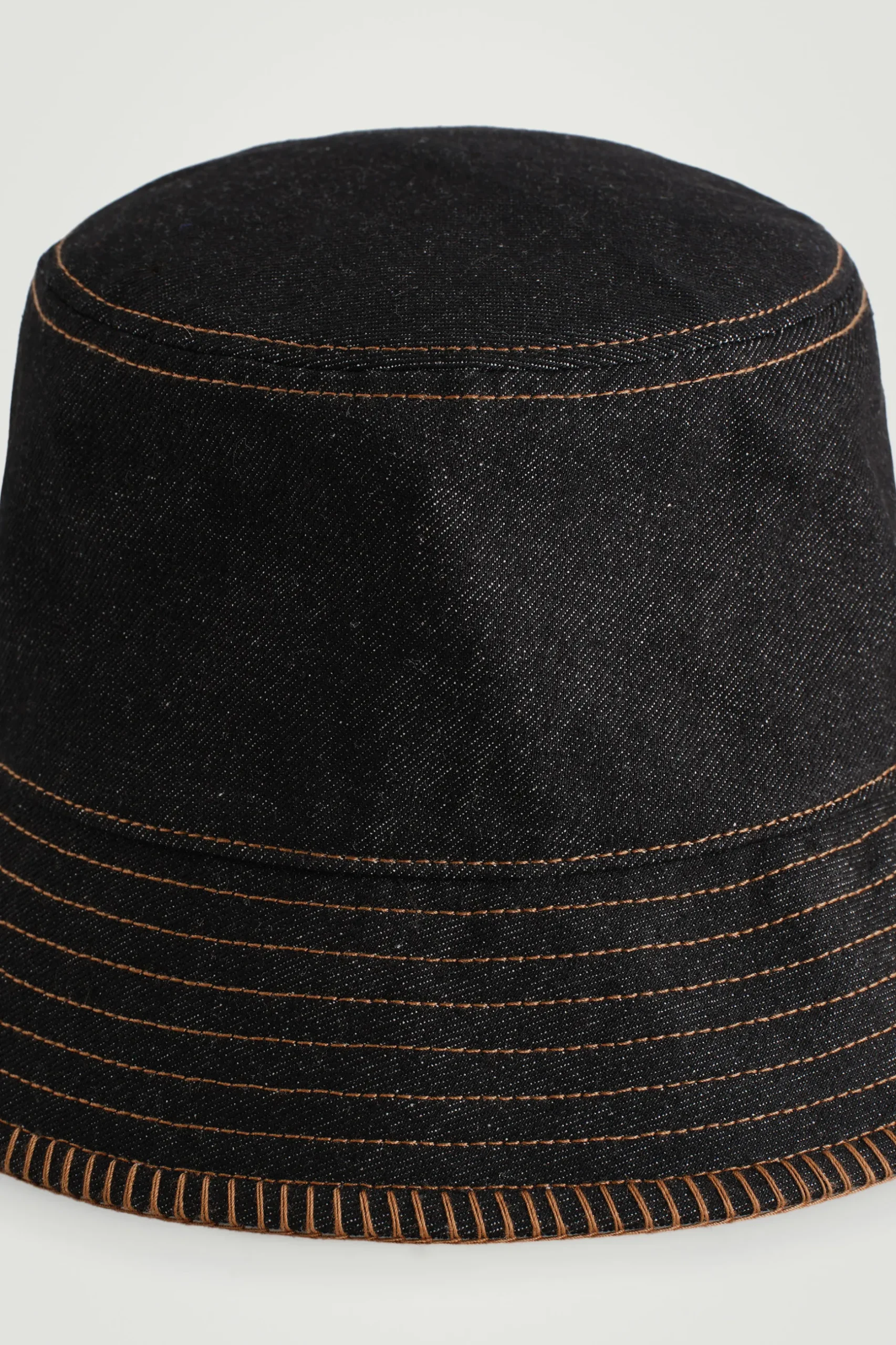 New COS JEANSOWY KAPELUSZ TYPU BUCKET Indygo