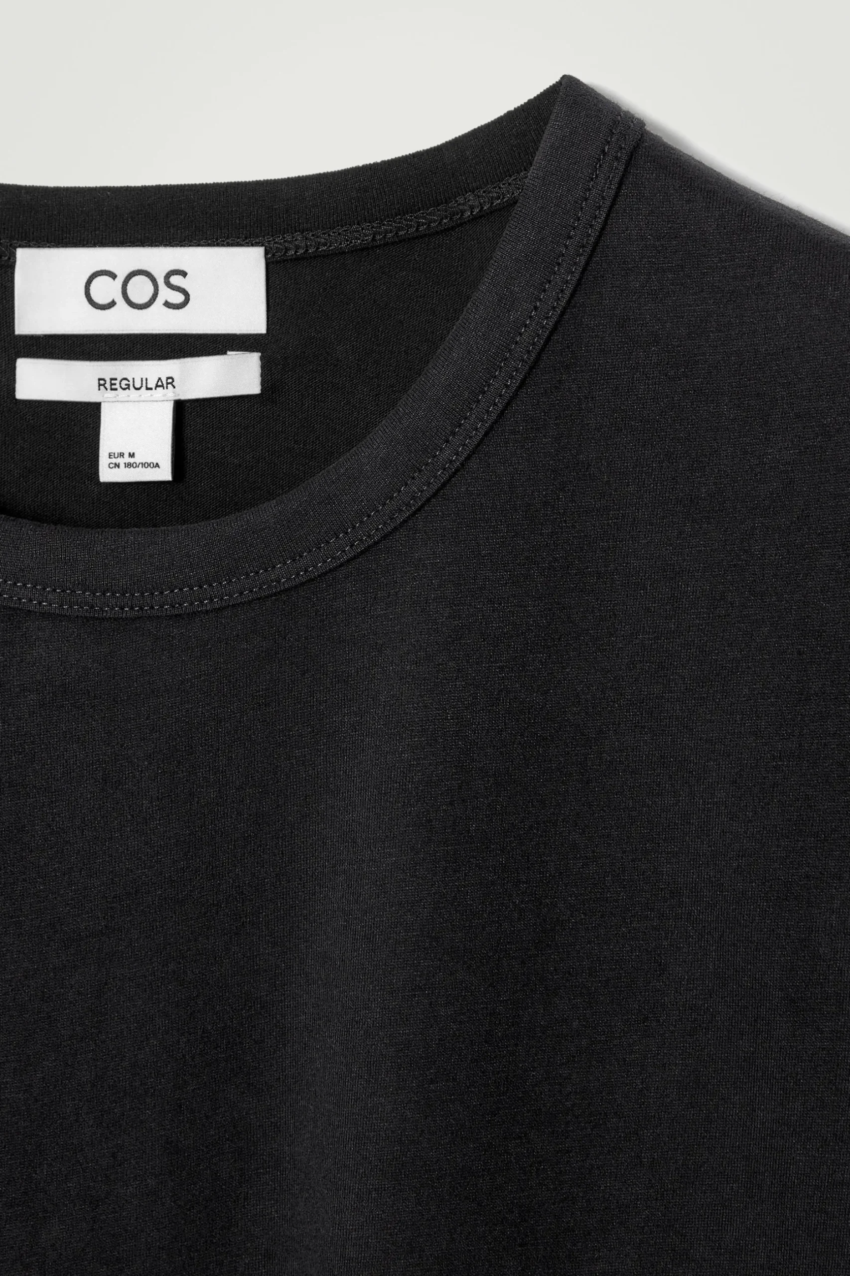 New COS KLASYCZNY T-SHIRT ZE SZCZOTKOWANEJ BAWEŁNY Czarny