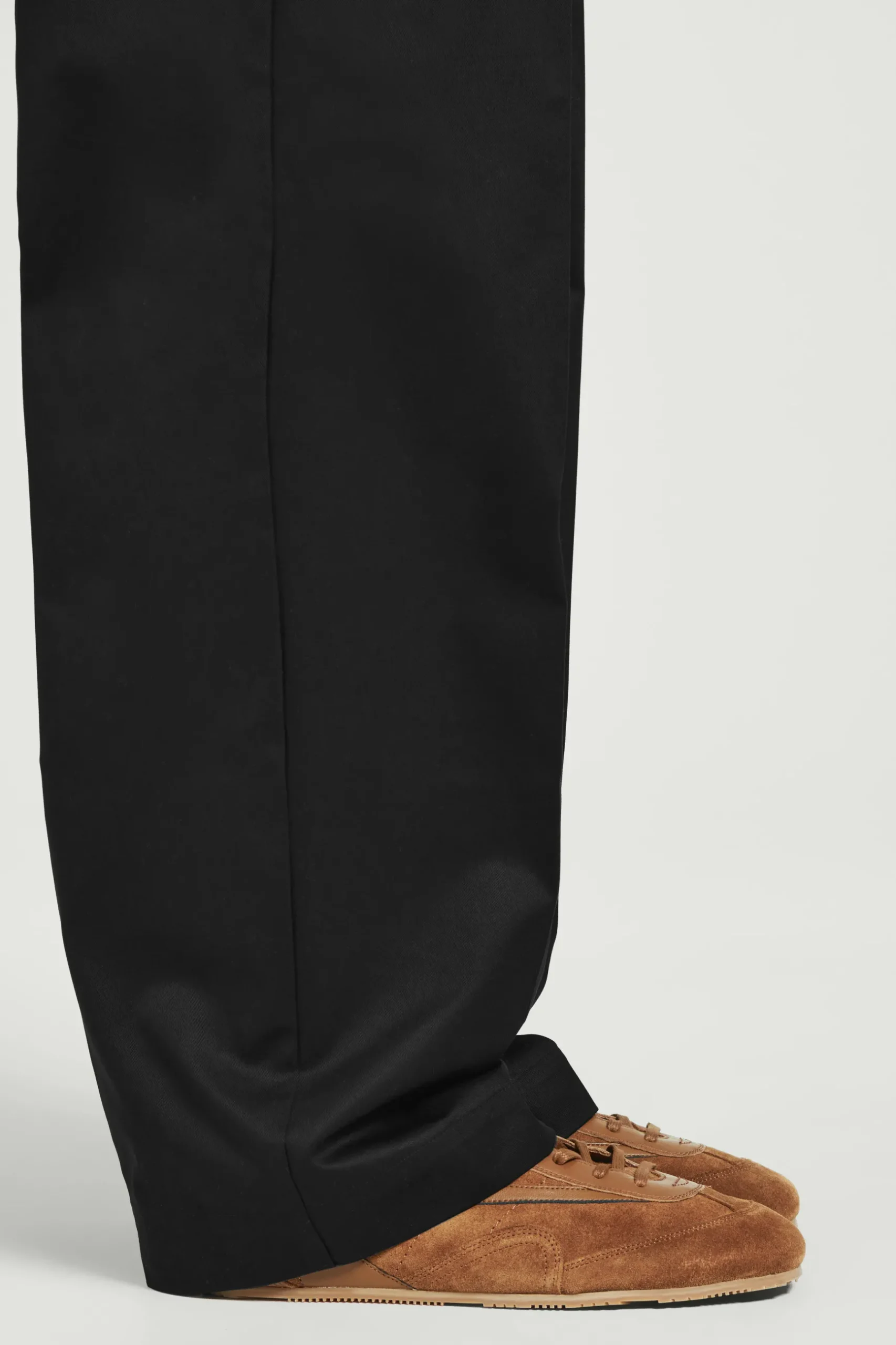 New COS MINIMALISTYCZNE BUTY SPORTOWE Z ZAMSZU Koniakowy