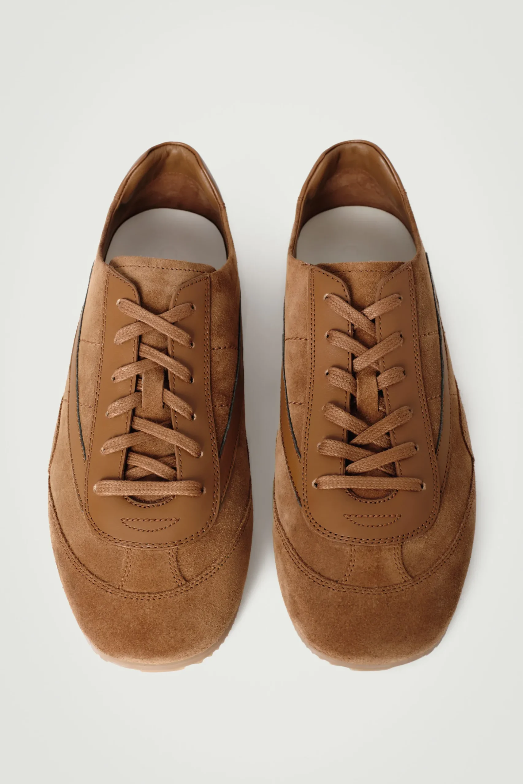 New COS MINIMALISTYCZNE BUTY SPORTOWE Z ZAMSZU Koniakowy
