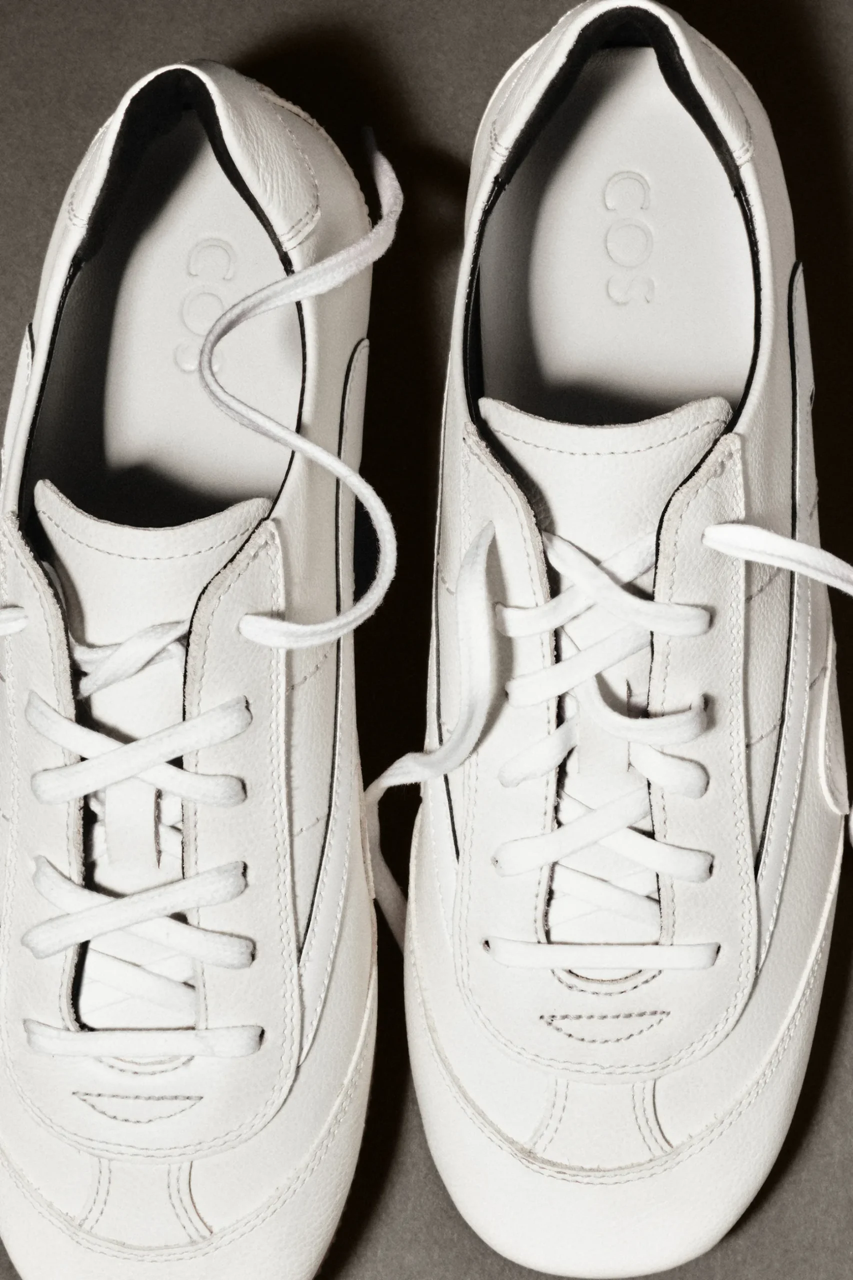 Hot COS MINIMALISTYCZNE BUTY SPORTOWE ZE SKÓRY Kredowy