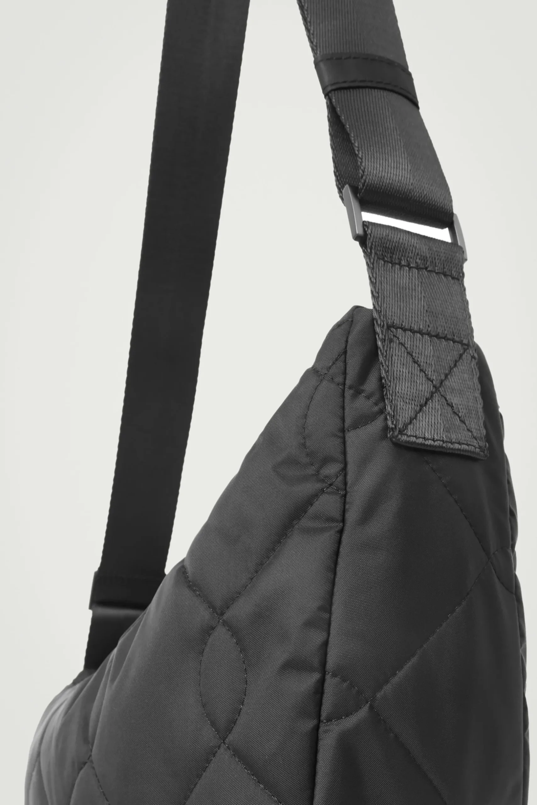 Online COS NYLONOWA PIKOWANA TORBA TYPU CROSSBODY Czarny