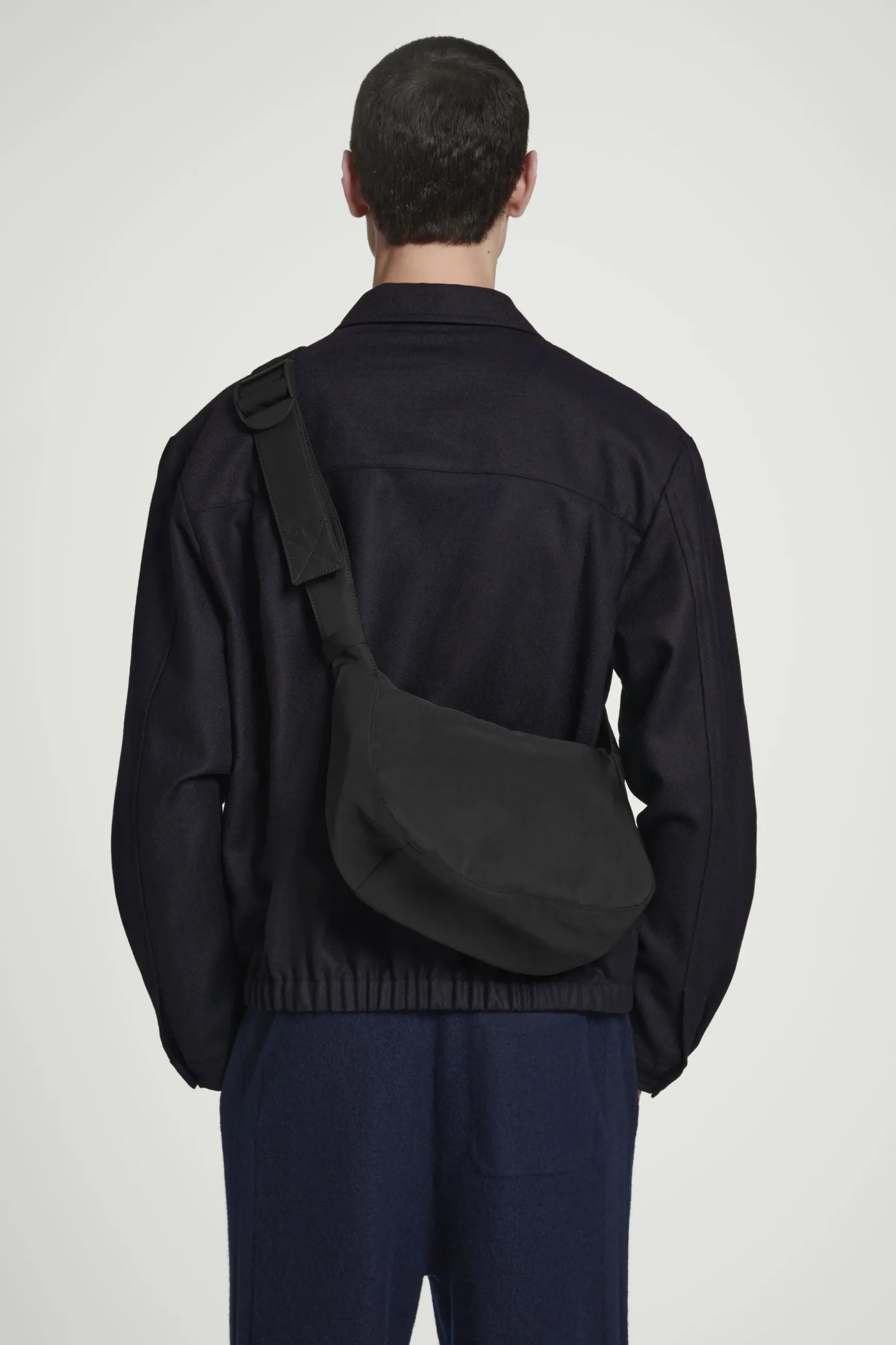 Clearance COS NYLONOWA TOREBKA SIODŁO CROSSBODY Czarny