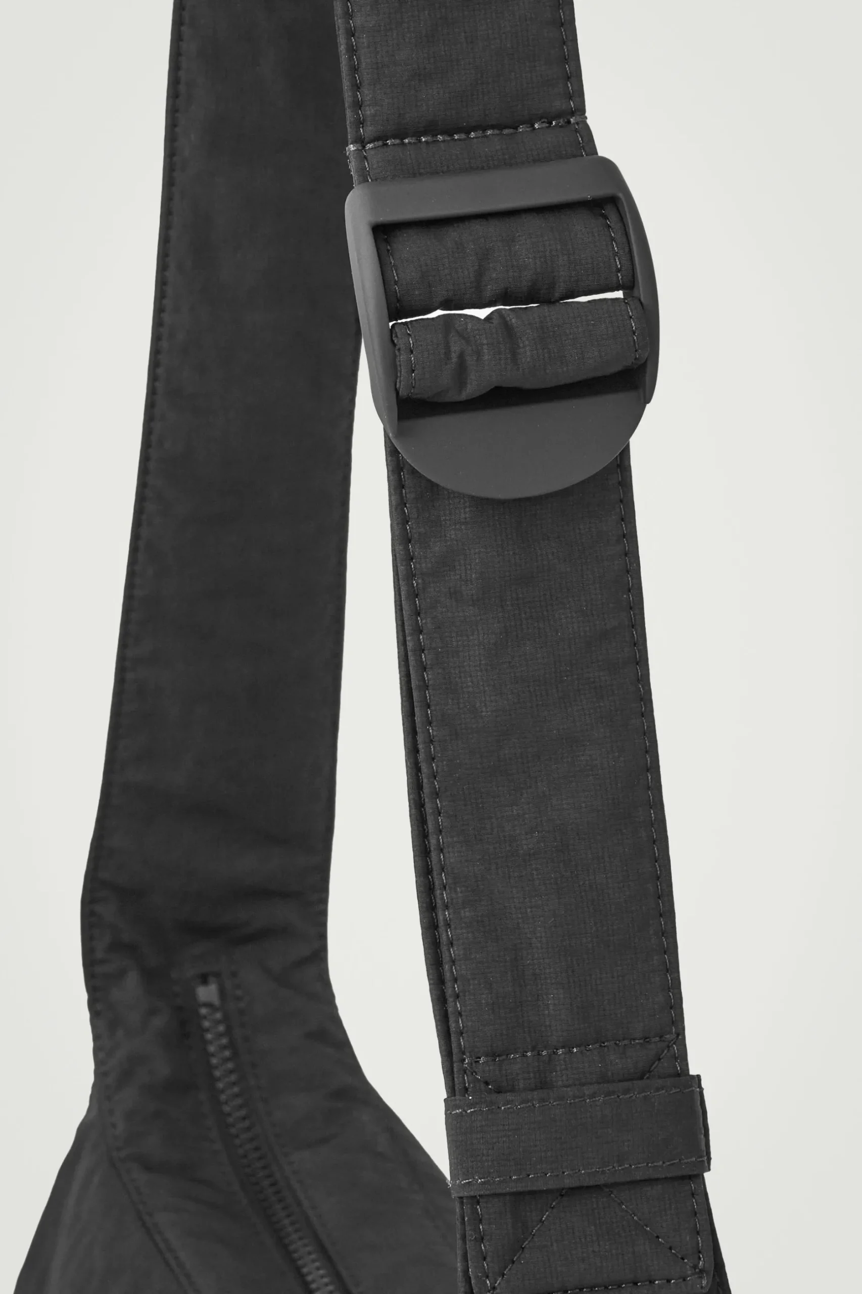 Clearance COS NYLONOWA TOREBKA SIODŁO CROSSBODY Czarny