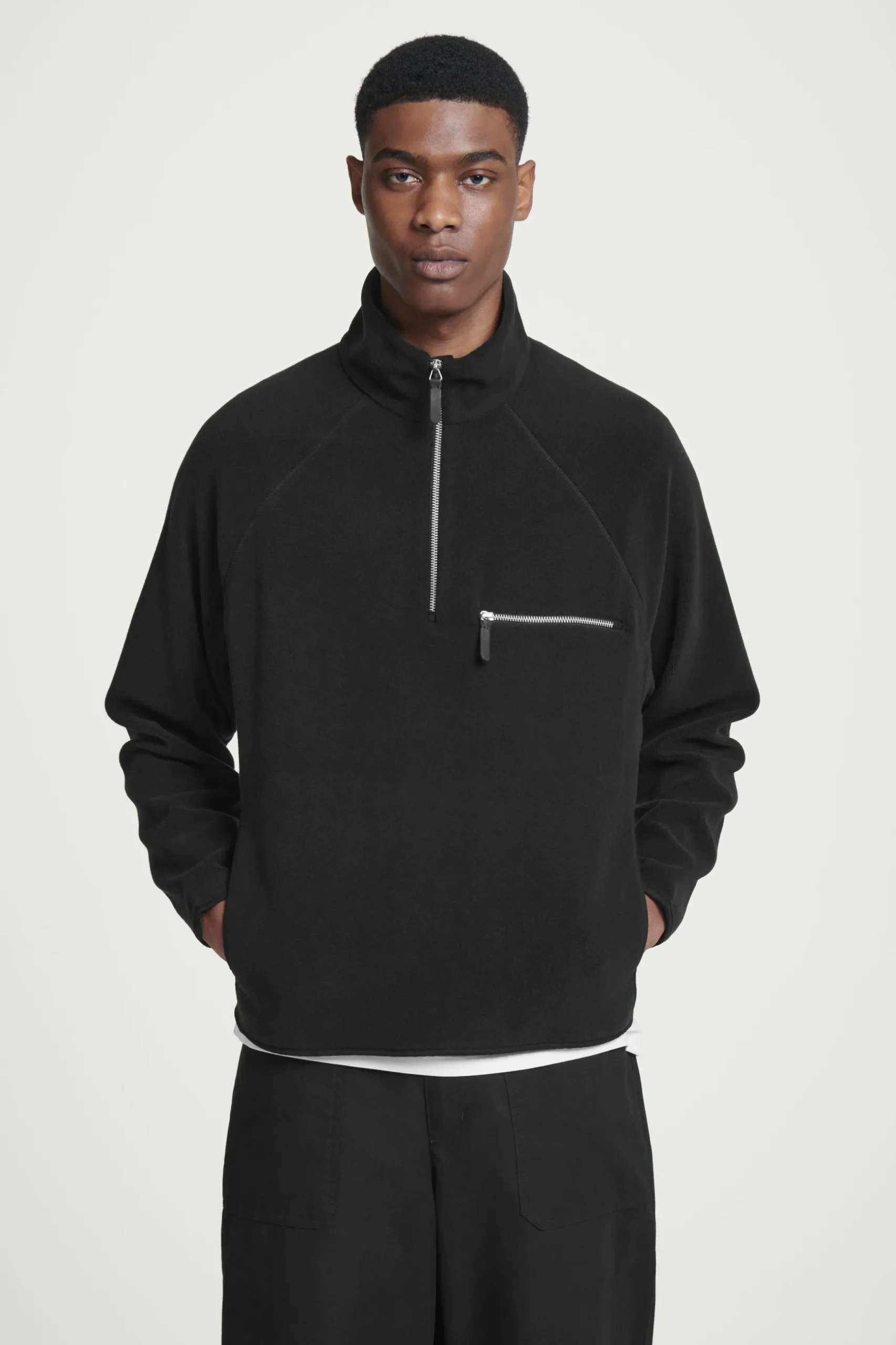 Outlet COS POLAROWY SWETER Z KRÓTKIM SUWAKIEM Czarny