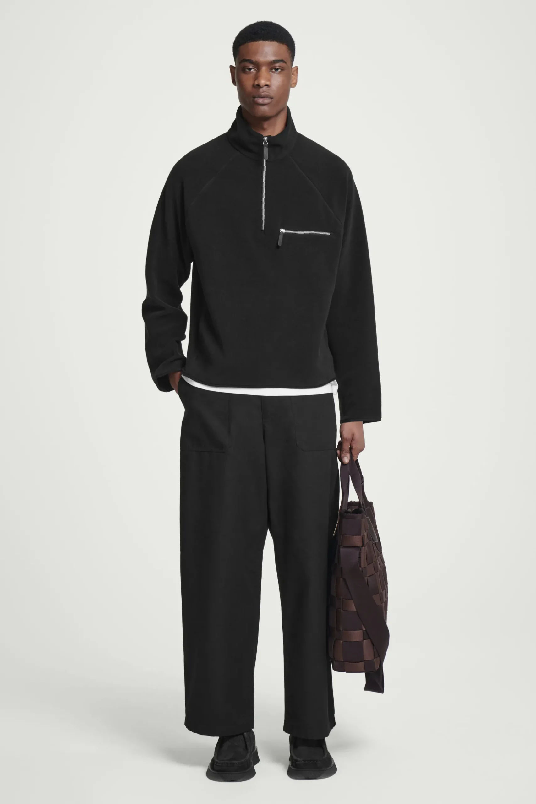 Outlet COS POLAROWY SWETER Z KRÓTKIM SUWAKIEM Czarny