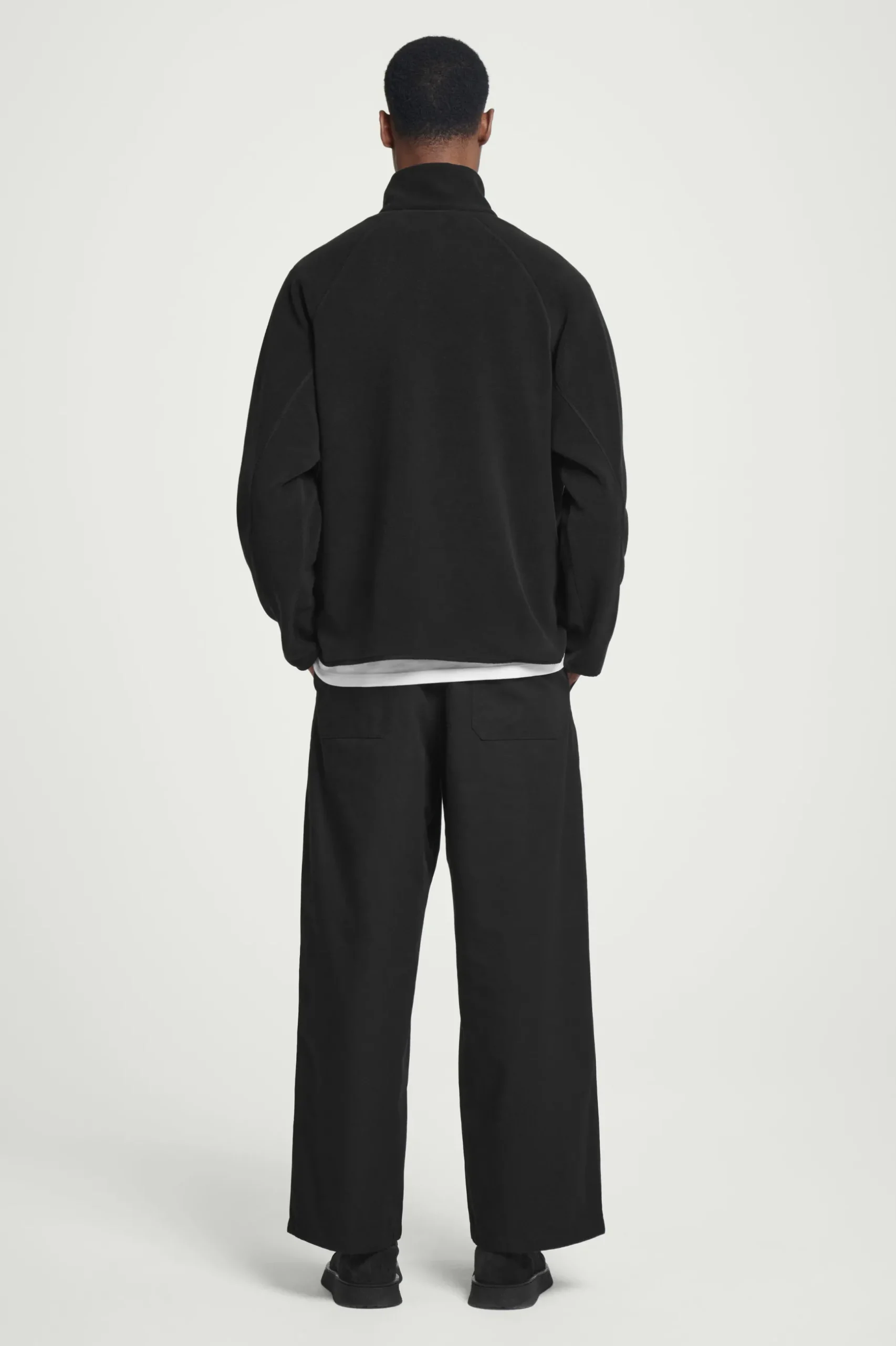 Outlet COS POLAROWY SWETER Z KRÓTKIM SUWAKIEM Czarny